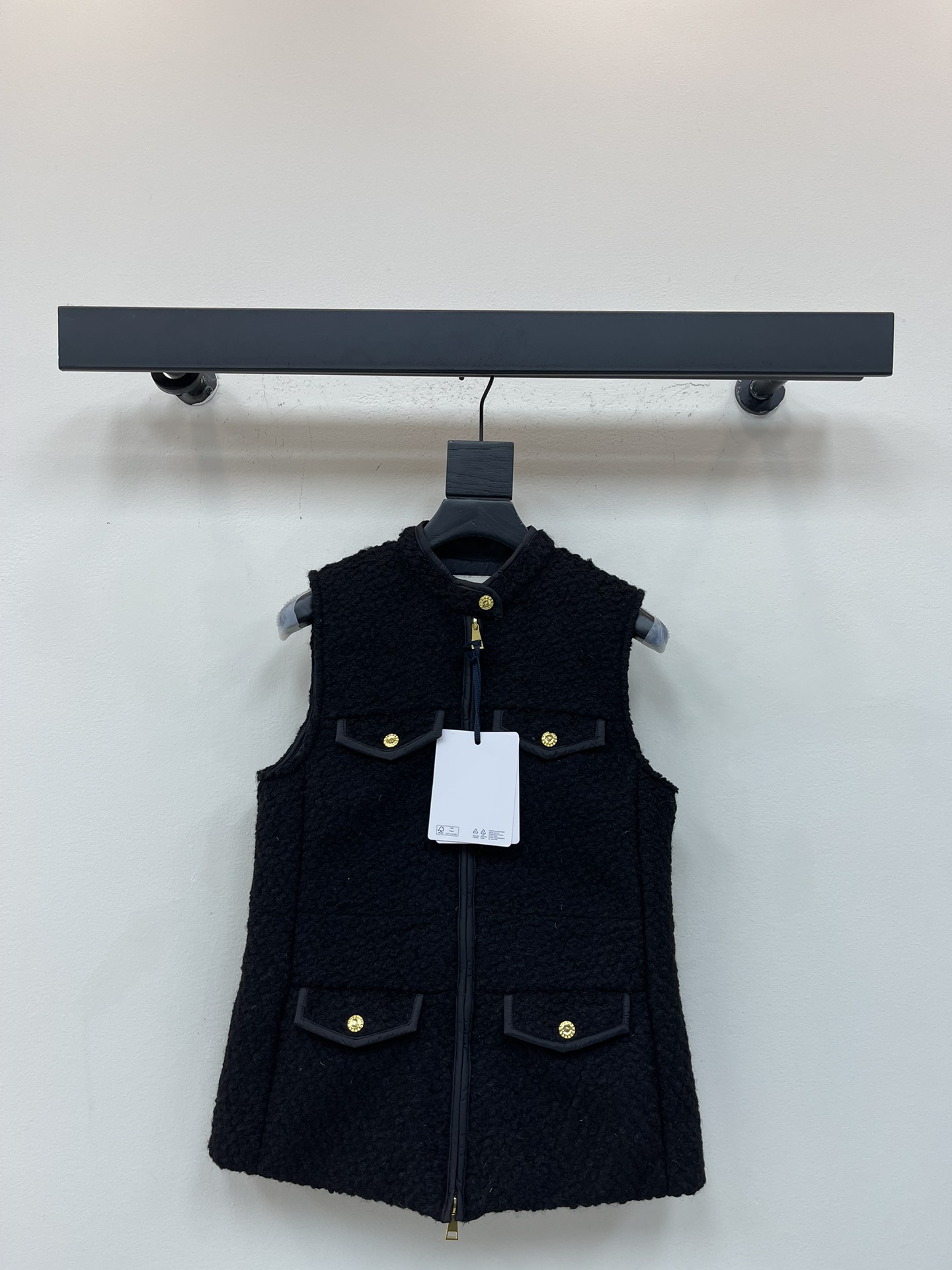 NO:547600,With dust bag Moncle* 25 autumn and winter new wool spliced ​​zipper down vest. The front and side back collars are decorated with woolen material, with obvious texture and distinct style. Stand-collar zipper vest tailoring, fashionable and fashionable. The half-exposed wool on the nylon back is thick and furry feel. The flip cover is multi-pocketed with the rear badge, showing the brand style, the overall silhouette is upright, straight style, and the convenience and practicality of putting on and taking off are improved. The style is fashionable, and the glutinous fashionable outfit is the first choice for warmth in autumn and winter. Fluff filling: white goose velvet Fluff filling: National standard 90 Customized surface accessories High-version SML, Moncler, down jacket, alexander wang19860909配防尘袋Moncle*蒙口25秋冬新款毛呢拼接拉链羽绒马甲.正面和侧身后领部分均饰以羊毛呢材质分布,肌理明显,风格鲜明,立领拉链马甲剪裁,时髦洋气,尼龙后背半截外露毛呢厚实毛茸手感,翻盖多口袋配合后侧徽章,尽显品牌格调,整体廓形立挺,直筒版型 ,穿脱便利性和实用性提升,穿搭洋气,糯糯的时髦穿搭,秋冬保暖首选.充绒物:白鹅绒 充绒量:国标90 定制面辅料 高版本SML,,Moncler,down jacket,alexander wang,Women's clothing