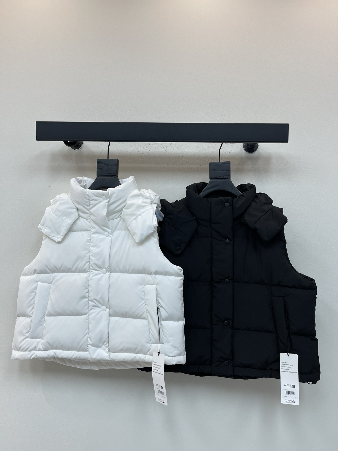 NO:547608,Alo*25 autumn and winter new style removable hooded stand collar cotton jacket vest, high-end production!  Slim-fit vest is fashionable and warm without looking bloated. Stand collar is removable and hooded drawstring design to protect against the cold and wind. Classic checkered texture. The back is iconic alo brand seal decoration. Details show the brand concept. The first choice for layering in autumn and winter. SML, hats, alexander wang19860909Alo*25秋冬新款可拆卸连帽立领棉服马甲 高版出品！修身马甲时髦保暖不显臃肿 立领可拆卸连帽抽绳设计御寒防风 经典长方格纹理 后背标志性alo品牌章作装饰 细节彰显品牌理念 秋冬叠穿首选 SML,,hats,alexander wang,Women's clothing