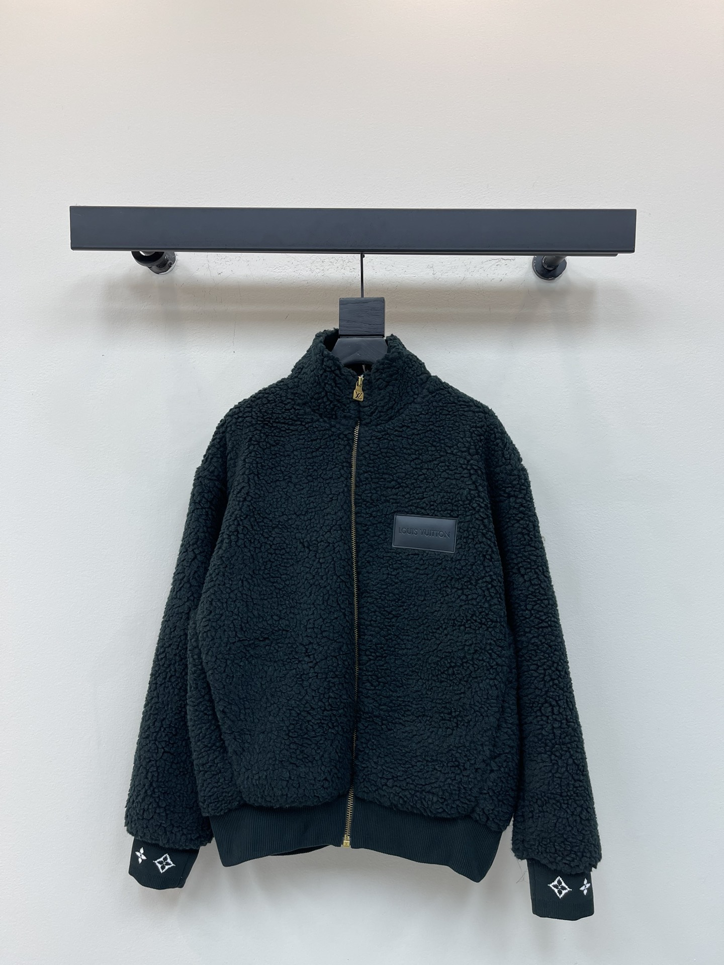 NO:546861,Louis Vuitto*25 autumn and winter new lamb fur Teddy plush stand-alone zipper jacket. The whole body is decorated with Teddy plush material, soft and comfortable texture, fashionable and fashionable. The stand-alone coat is cut, and the front zipper is three-dimensionally engraved leather logo on the chest, showing the brand style. The lined inside is covered with old-fashioned dark patterns, echoing the letter logo with elastic threads on the cuffs, highlighting the quality style. The overall silhouette is straight and straight, the silhouette is loose, the furry feel is furry, and the retro tone is full of dark green. The first choice for autumn and winter outfits, you can layer it at will. SML,,louis vuitton, jackets & coats,alexander wang19860909Louis Vuitto*25秋冬新款羊羔毛泰迪毛绒立领拉链外套.通体饰以泰迪毛绒材质,质感柔软舒适,时髦洋气,立领外套剪裁,前襟拉链胸前立体印刻皮质徽标,尽显品牌格调.内衬满铺老花暗纹,与袖口弹力螺纹的字母徽标呼应,彰显品质格调.整体廓形立挺,廓形宽松版型,毛茸茸手感,复古腔调十足墨绿色,秋冬穿搭首选,随意叠穿均可.SML,,louis vuitton,jackets & coats,alexander wang,Women's clothing