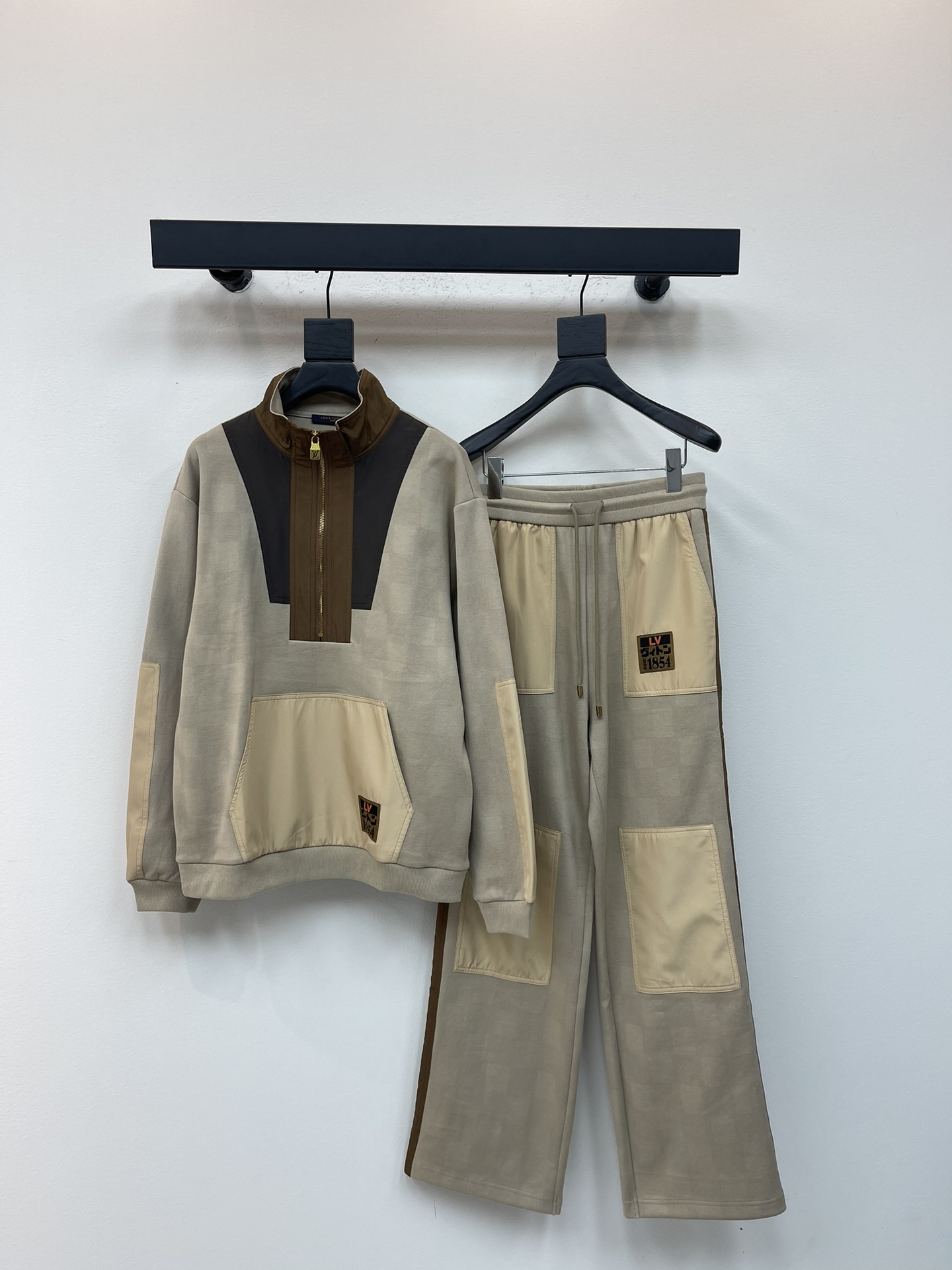 NO:545887,Outer Louis Vuitto*25 autumn and winter new product DAMIER half-zipper stand-up collar work pullover casual pants set is a Damier bead-floor cotton-blend body spliced ​​contrasting color inlay, and the dynamic atmosphere is self-evident. Kangaroo pocket embroidery LV Japan tag, greets this season's collaboration with Japanese designer Nigo. It is suitable for matching with the same shorts. Logo bead-floor knitted collar, pockets and sleeves are equipped with sporty inlay turtle collar, ribbed interior Ribbed cuffs and hem Half-zipper closure Kangaroo pockets Pockets are decorated with labels for men and women Size S-XL,,louis vuitton,louis vuitton, shorts,alexander wang19860909外 长Louis Vuitto*25秋冬新品DAMIER半拉链立领工装套头衫休闲裤套装 为 Damier 珠地棉混纺衣身拼接撞色嵌饰, 动感气息不言而喻.袋鼠口袋刺绣 LV Japan 标签, 致意本季与日本设计师 Nigo 的联袂合作.与同款短裤搭配相宜. 标识珠地针织 衣领、口袋和衣袖配有运动风格嵌饰 高领,内部饰有罗纹 罗纹袖口和下摆 半拉链开合 袋鼠口袋 口袋饰有标签 男女同款 尺码S-XL,,louis vuitton,louis vuitton,shorts,alexander wang,Women's clothing