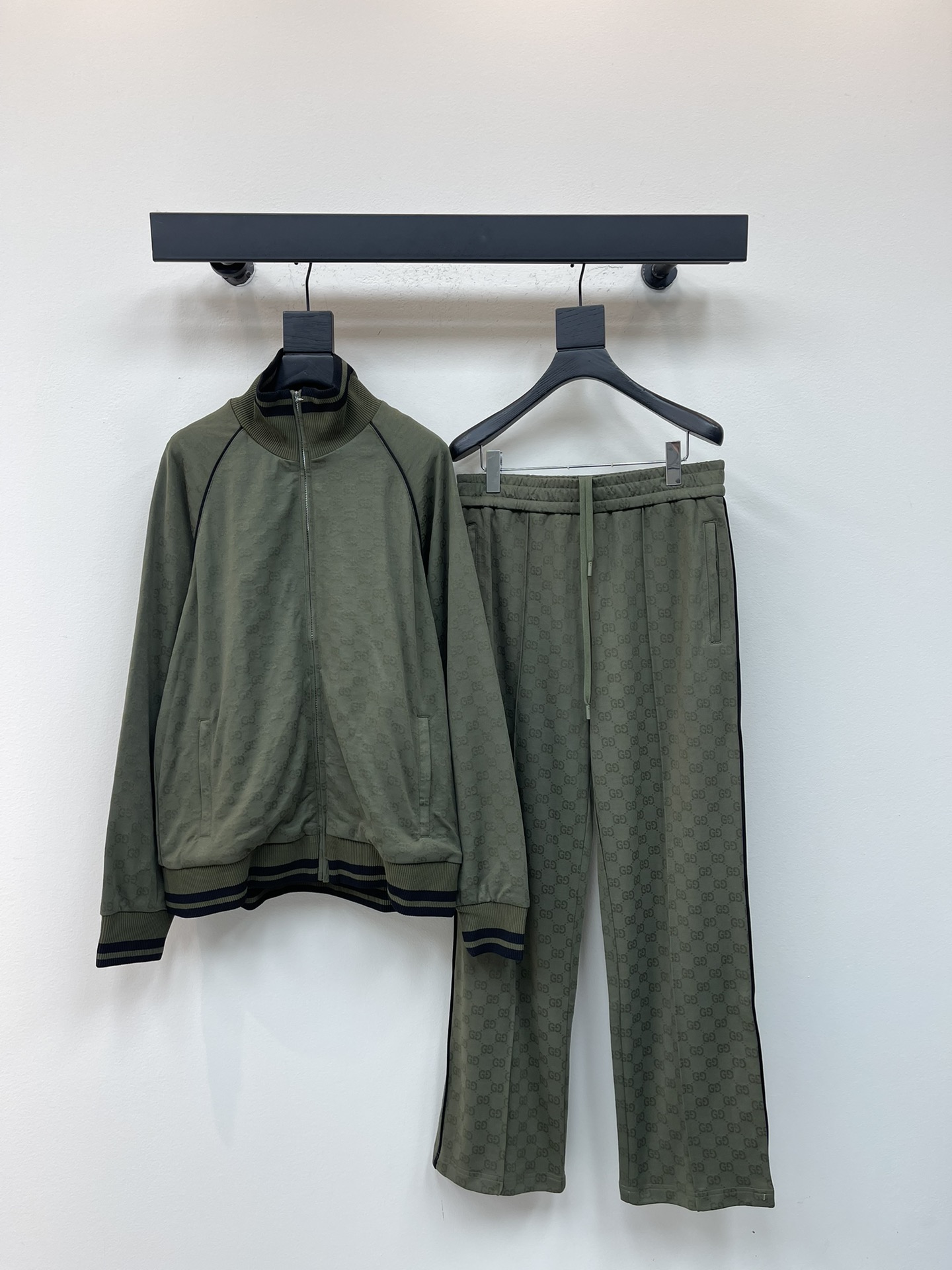 NO:545936,Exterior Long Gucc*25 Early Fall New Double G Knitted Jacquard Zipper Jacket Casual Pants Set Selected ready-to-wear items are made of loose silhouettes to blend colorful prints, perfectly interpreting the bold and uninhibited style of Bohemian. Creatively created with forest green GG knitted jacquard fabric, pants are matched with exquisite piping and comfortable elastic waist design, Forest green GG knitted jacquard design, tube-shaped stand collar, rabons long sleeves, two front pockets, ribbed piping, zipper closure, slim fit style, men and women, green S-XL, gucci, jackets & coats, alexander wang19860909外 长Gucc*25早秋新品双G针织提花拉链夹克休闲裤套装 甄选成衣单品以宽松廓形融汇斑斓印花, 完美诠释波西米亚大胆不羁的风情. 以森林绿GG针织提花面料匠心打造, 裤子搭配精致滚边与舒适松紧腰头设计, 森林绿GG针织提花 滚边设计 筒形立领 插肩长袖 两个前袋 罗纹滚边 拉链开合 修身版型 男女同款 绿色S-XL,,gucci,jackets & coats,alexander wang,Women's clothing