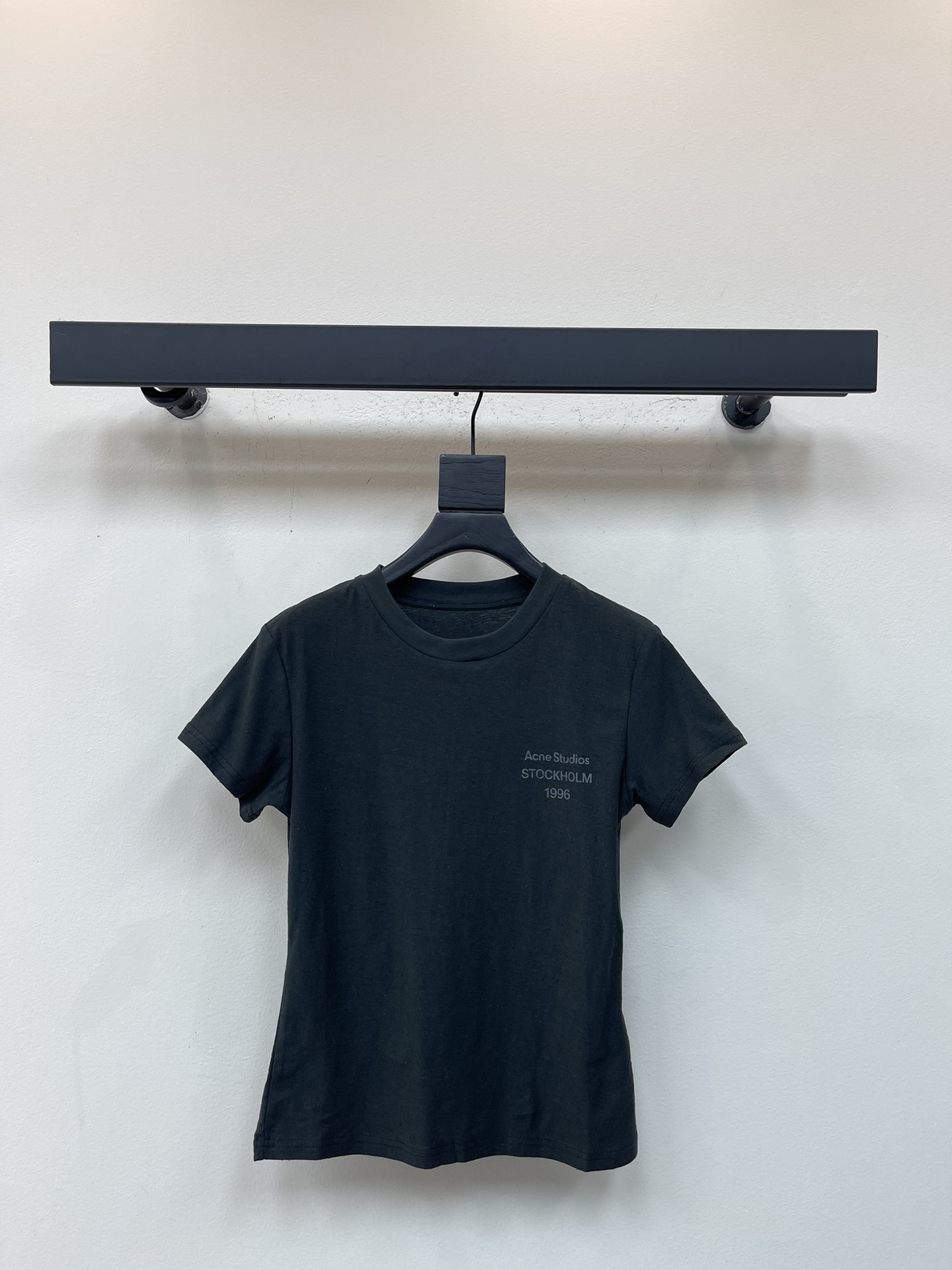 NO:546855,Acne Studio*s25 new 1996 printed small-sleeved short-sleeved T-shirt Cotton knitted plain fabric Brand logo print on the chest Retro antique dirty design Slim fit and elastic style Same style for men and women Recommended to buy Smoke grey SML A,,acne studios,T-shirt,tees,t-shirt,alexander wang19860909Acne Studi*s25新品1996印花小版型短袖T恤 棉质针织平纹面料 胸口饰有品牌标识印花 复古做旧做脏设计 修身弹力版型 男女同款 推荐入手 烟灰色 SML A,,acne studios,T-shirt,tees，t-shirt,alexander wang,Women's clothing