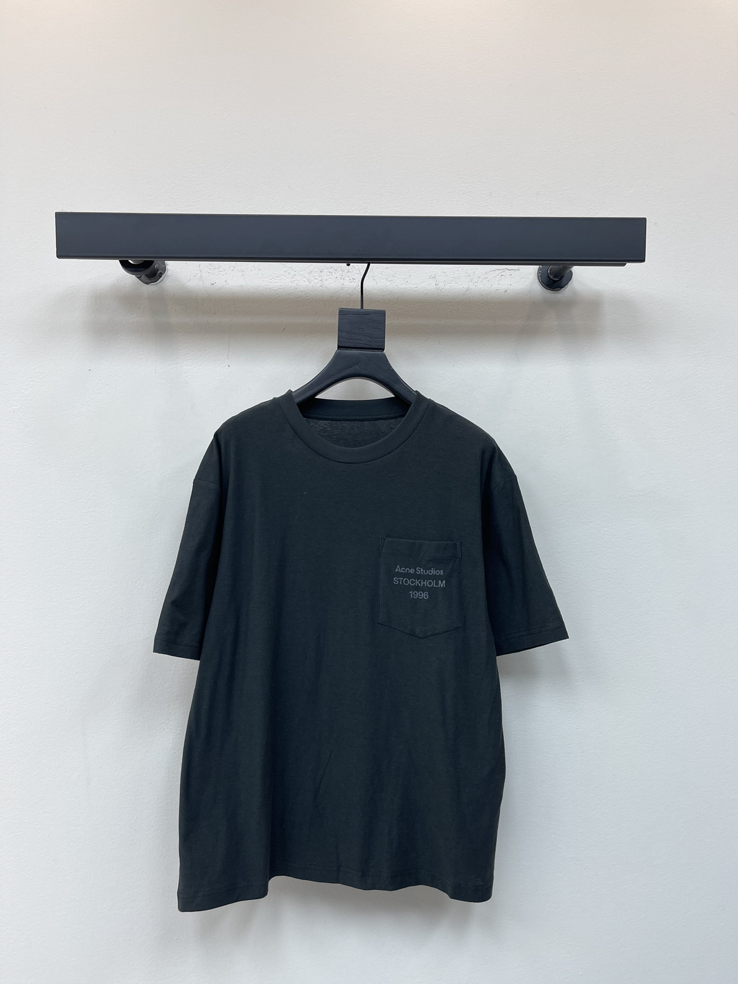 NO:546851,Acne Studio*s25 new 1996 printed short-sleeved T-shirt Cotton knitted plain fabric Brand logo print on chest Retro old dirty design Round neck neckline fall shoulder design Men and women Recommended to buy Smoke grey SML A,,acne studios,T-shirt,tees,t-shirt,alexander wang19860909Acne Studi*s25新品1996印花短袖T恤 棉质针织平纹面料 胸口饰有品牌标识印花 复古做旧做脏设计 圆领领口 落肩设计 男女同款 推荐入手 烟灰色 SML A,,acne studios,T-shirt,tees，t-shirt,alexander wang,Women's clothing