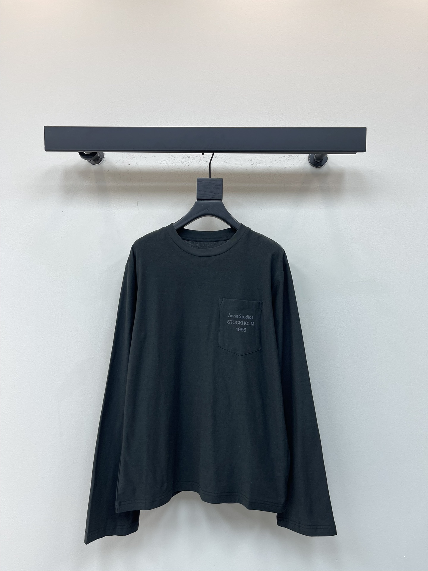 NO:546846,Acne Studio*s25 new 1996 printed long-sleeved T-shirt Cotton knitted plain fabric Brand logo print on chest Retro old dirty design Round neck neckline fall shoulder design Men and women Recommended to buy Smoke grey SML,,acne studios,tees, t-shirt,alexander wang19860909Acne Studi*s25新品1996印花长袖T恤 棉质针织平纹面料 胸口饰有品牌标识印花 复古做旧做脏设计 圆领领口 落肩设计 男女同款 推荐入手 烟灰色SML,,acne studios,tees，t-shirt,alexander wang,Women's clothing