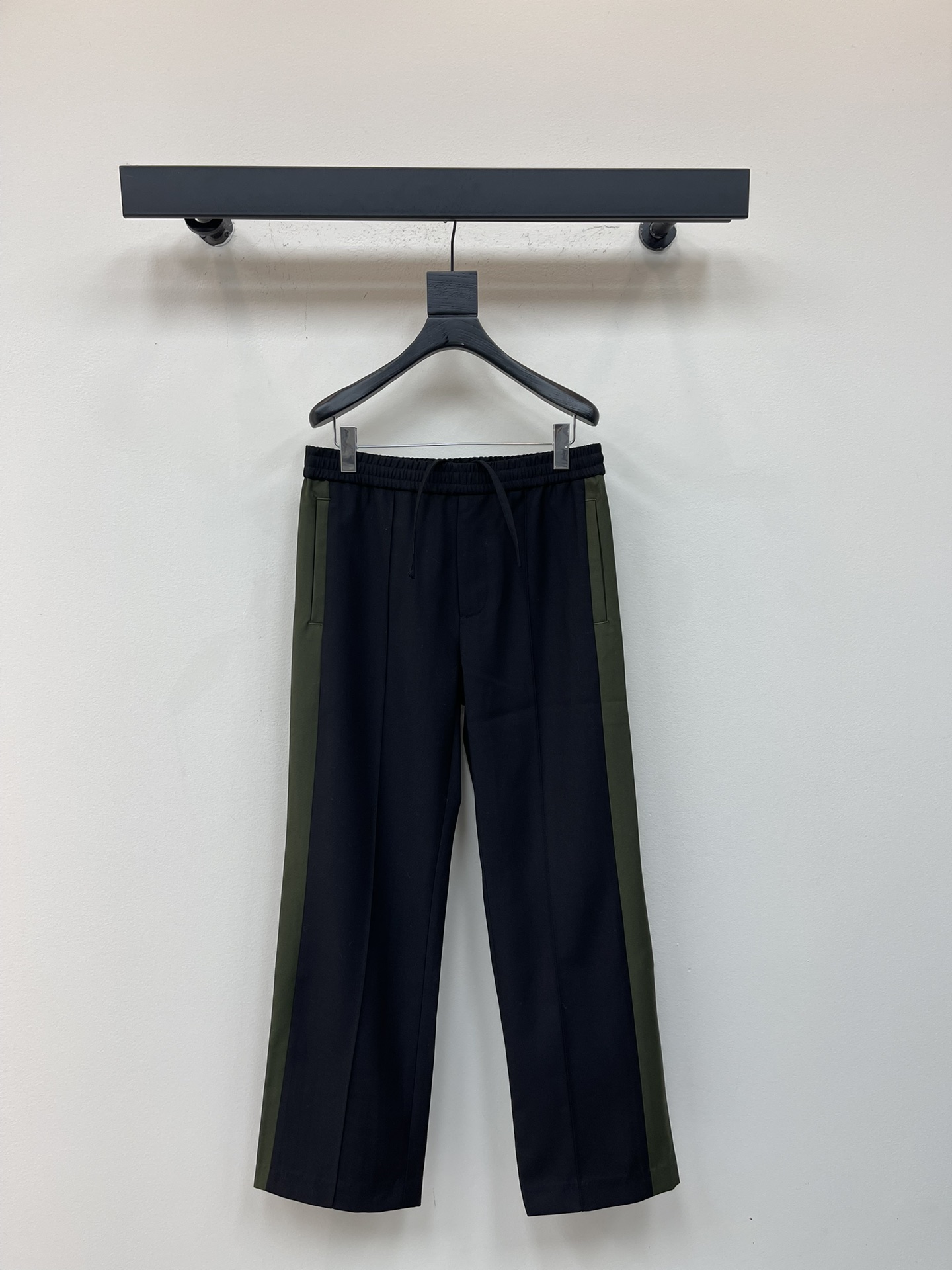 NO:545885,Gucc*25 new product bumper casual elastic waist drawstring trousers, made of cotton fabric, comfortable and warm, side seam splicing color, makes legs look longer, right back pocket, logo embossing embossing process, elastic waist drawstring design, same style for men and women, black/green S-XL,,gucci,alexander wang19860909Gucc*25新品撞边休闲松紧腰抽绳长裤 采用棉质面料 舒适保暧 侧缝拼接色 更显得腿长 后右袋下 logo压花浮雕工艺 松紧腰 抽绳设计 男女同款 黑色/绿色 S-XL,,gucci,alexander wang,Women's clothing