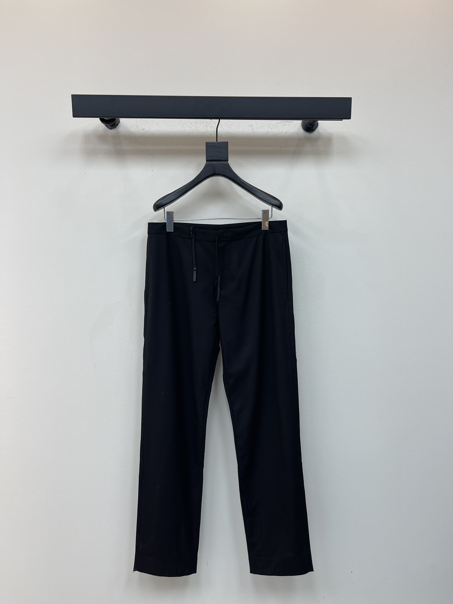 NO:546756,MM6 Maison Margiela 25 new black casual trousers This high-waisted, pleated wide skating style straight jeans are special in the Margiela hook buckle on it. The back is elastic and has pockets on both sides and the back. Maison Margiela's signature element 'four stitches' appear on the back, opposite to the position of the label. S-XL,,masion margiela,masion margiela,jeans,alexander wang19860909MM6马吉拉25新款黑色休闲长裤 这款高腰、带有褶皱的宽版溜冰风格直筒牛仔裤,特别之处在于其上的Margiela钩扣.背面采用松紧带设计,两侧及背后均设有口袋.Maison Margiela的标志性元素“四针线迹”出现在背面,与标签的位置相反.S-XL,,masion margiela,masion margiela,jeans,alexander wang,Women's clothing
