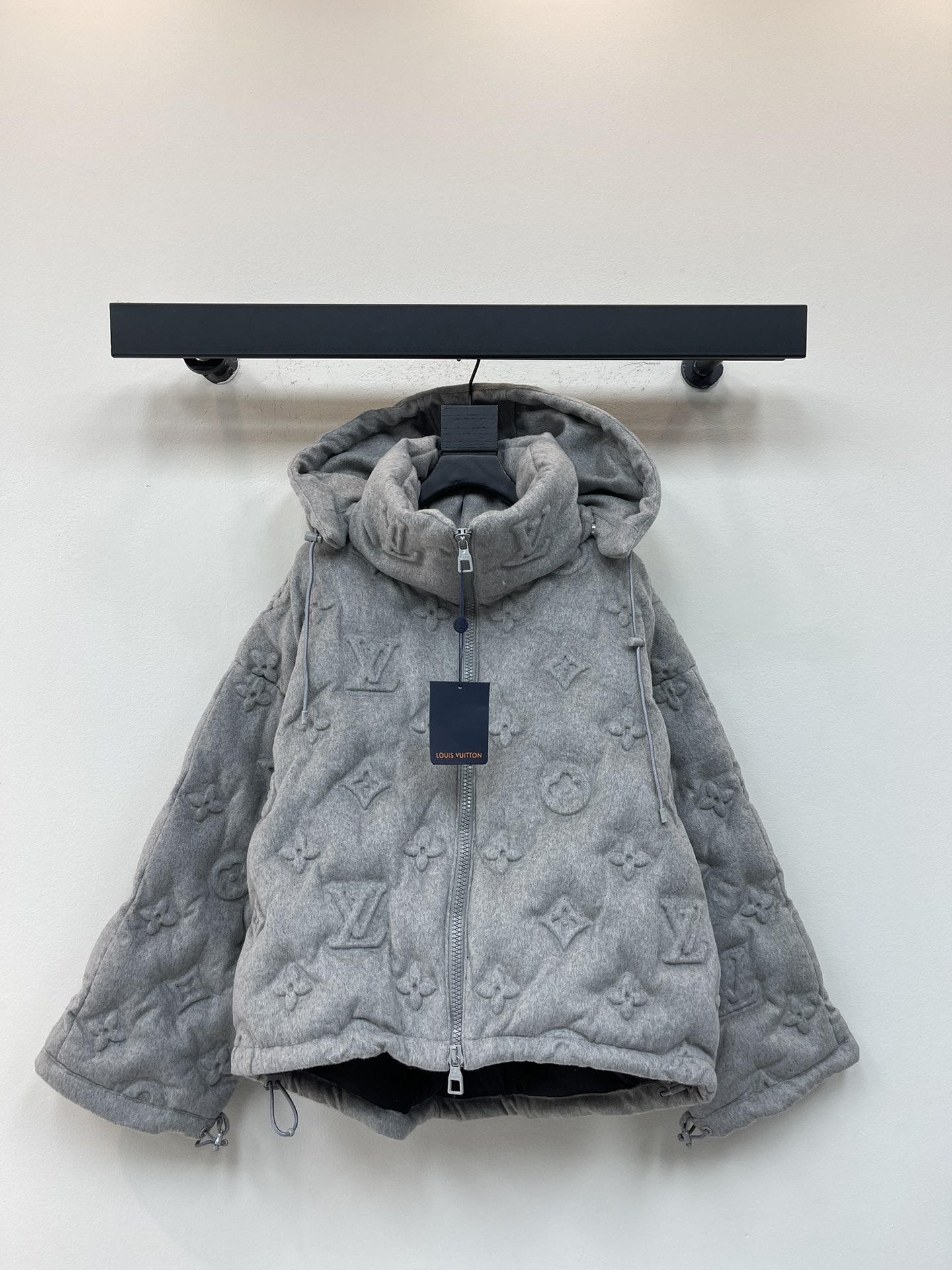 NO:546761,With dust bag Louis Vuitto* classic autumn and winter style, embossed embossed four-leaf clover hooded down jacket jacket, heavy industry embossed embossing process, tweed down fabric, hooded drawstring logo spring buckle, hanging bell, zipper, custom mold opening, ultra loose fit, same style, precision crafted, high-quality texture, gray 36/38/40/42,,louis vuitton, jackets & coats, down jacket,hats,alexander wang19860909配防尘袋Louis Vuitto*秋冬经典款 浮雕压花四叶草连帽羽绒服外套 重工浮雕压花工艺 呢子绒毛面料  连帽抽绳logo弹簧扣 吊钟 拉链 定制开模 超宽松版型 男女同款 精工制作 高级质感 灰色36/38/40/42,,louis vuitton,jackets & coats,down jacket,hats,alexander wang,Women's clothing