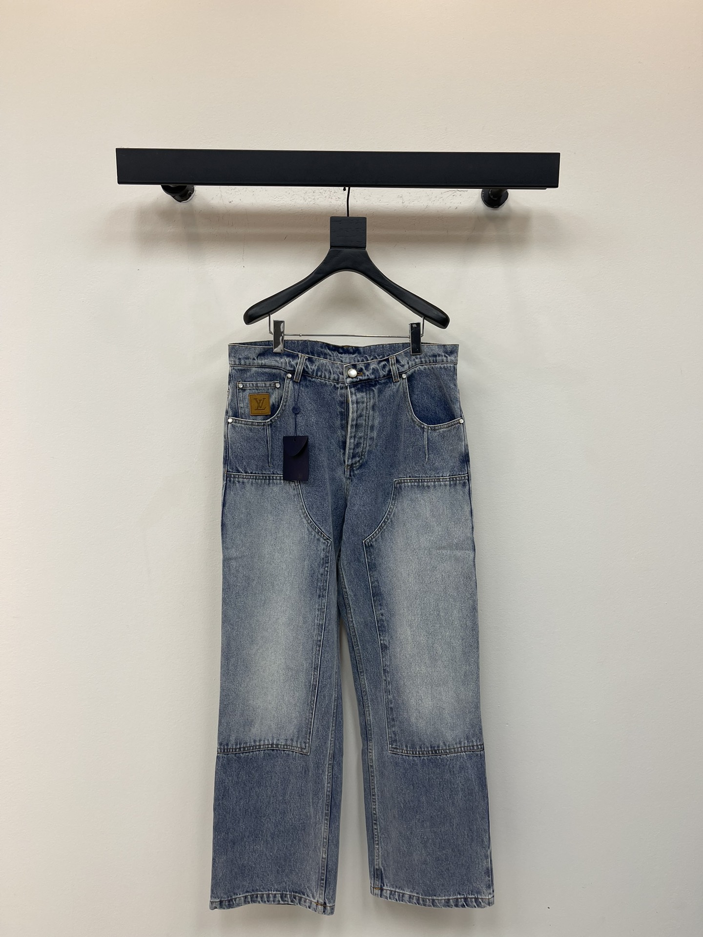 NO:545872,Louis Vuitto*25 New Product Dyeing Denim Working Pants This trousers are dyed with ready-to-wear to create a wash retro effect, and then use splicing structure and hammer fixing ring to declare the workwear style. Monogram embroidery embroidery embroidery on both sides and the left patch pocket, pearlescent buttons and rivets to perfect the details. There are the same jackets. Workwear style Cotton The front of the trouser legs is spliced ​​structure Hammer fixing ring Pearl buttons and rivets Pocket The left pocket presents embroidery logo for men and women. Blue S-XL,,louis vuitton, jackets & coats,alexander wang19860909Louis Vuitto*25新品成衣染色牛仔工装裤 本款长裤通过成衣染色处理,营造水洗复古效果, 再以拼接结构和锤子固定环宣示工装风格. Monogram 刺绣点缀两侧和左贴袋, 珠光纽扣和铆钉完善细节.有同款夹克可选. 工装版型 棉 裤腿正面呈现拼接结构 锤子固定环 珠光纽扣和铆钉 口袋 左侧口袋呈现刺绣标识 男女同款 蓝色S-XL,,louis vuitton,jackets & coats,alexander wang,Women's clothing