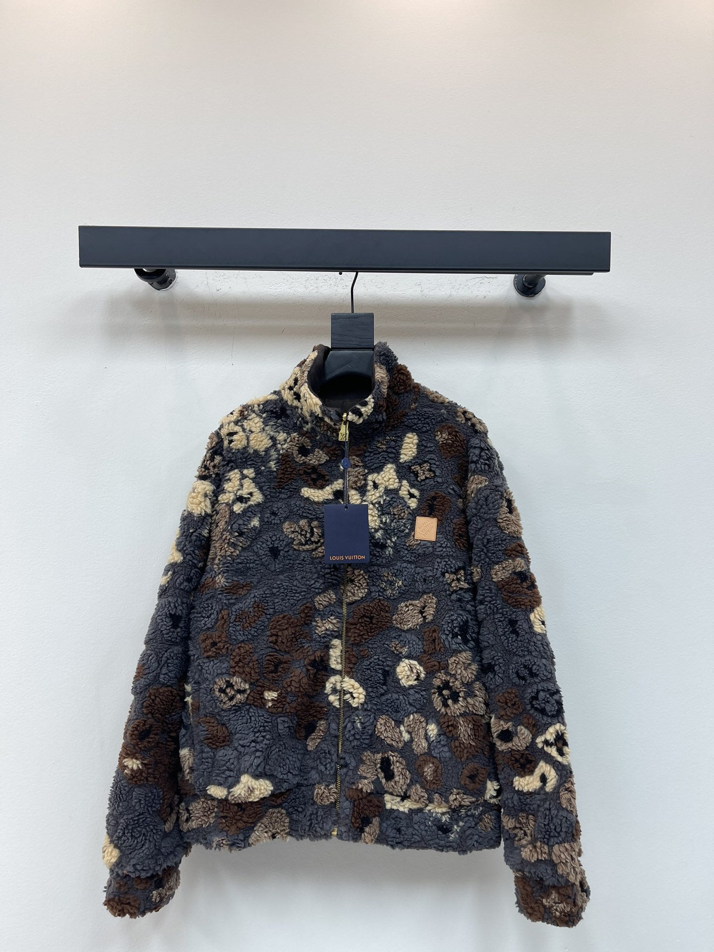 NO:545892,Louis Vuitto*25 autumn and winter new lamb fur double-sided long-sleeved trouser jacket jacket. One side is made of 3D suede, with Monogram elements in it. The reverse side can be transformed into a simple bomber jacket. PN patch commemoration Pharrell Williams and Nigo solid color with ribbed collar, hem and cuffs Zippered closure placket Classic tailoring S-XL,,louis vuitton,louis vuitton,jackets & coats,jackets & coats,alexander wang19860909Louis Vuitto*25秋冬新款羊羔毛双面长袖束腰夹克外套 一面采用 3D 绒面呈现 LV Leo 图案, 其间融入 Monogram 元素 反面即可化身素净飞行员夹克 PN 贴饰纪念 Pharrell Williams 与 Nigo  纯色一面配有罗纹衣领、下摆和袖口 拉链开合门襟 经典版型剪裁 男女同款 尺码S-XL,,louis vuitton,louis vuitton,jackets & coats,jackets & coats,alexander wang,Women's clothing