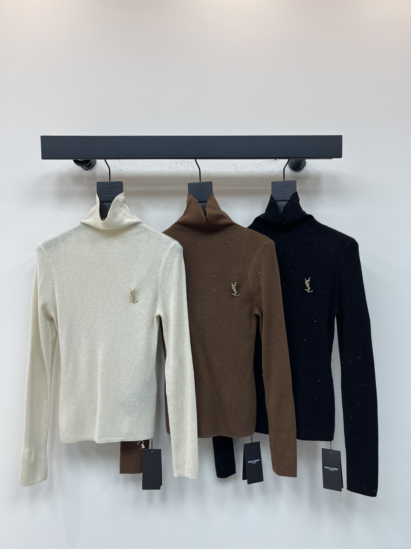 NO:548385,aYSL*25 early autumn new turtleneck knitted base shirt!  Customized wool yarn weaving, soft and comfortable, fashionable and slimming, high-neck knitted long-sleeved tailoring, iconic hardware letter logo on the chest, brand high-end style, full with dense vertical pit strip design, visual effect of upper body, slimming and tall, and layering of inner wear in autumn and winter is OK!  SML, saint laurent,alexander wang19860909aYSL*25早秋新款高领针织打底衫！定制羊毛纱线织造 柔软舒适 洋气显瘦 高领针织长袖剪裁 胸前标志性五金字母徽标 品牌高级格调拉满 搭配通体密实竖坑条设计 上身视觉效果 显瘦显高 秋冬内搭叠穿都ok！SML,,saint laurent,alexander wang,Women's clothing