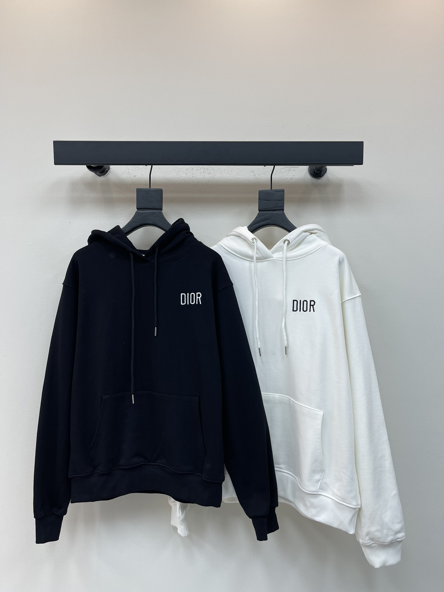 NO:546763,Dio*25 early autumn new classic letter embroidered hooded sweatshirt, terry cotton fabric, high-density and fashionable sporty style, every day outfit, playful and age-reducing design elements, Size SML, Dior, hoodie, sweatshirts, hats, alexander wang19860909Dio*25早秋新款经典字母刺绣连帽卫衣 毛圈纯棉面料 高密度时髦运动风 每个日常的穿搭 俏皮减龄充满元气的设计元素 尺码SML,,dior,hoodie,sweatshirts,hats,alexander wang,Women's clothing