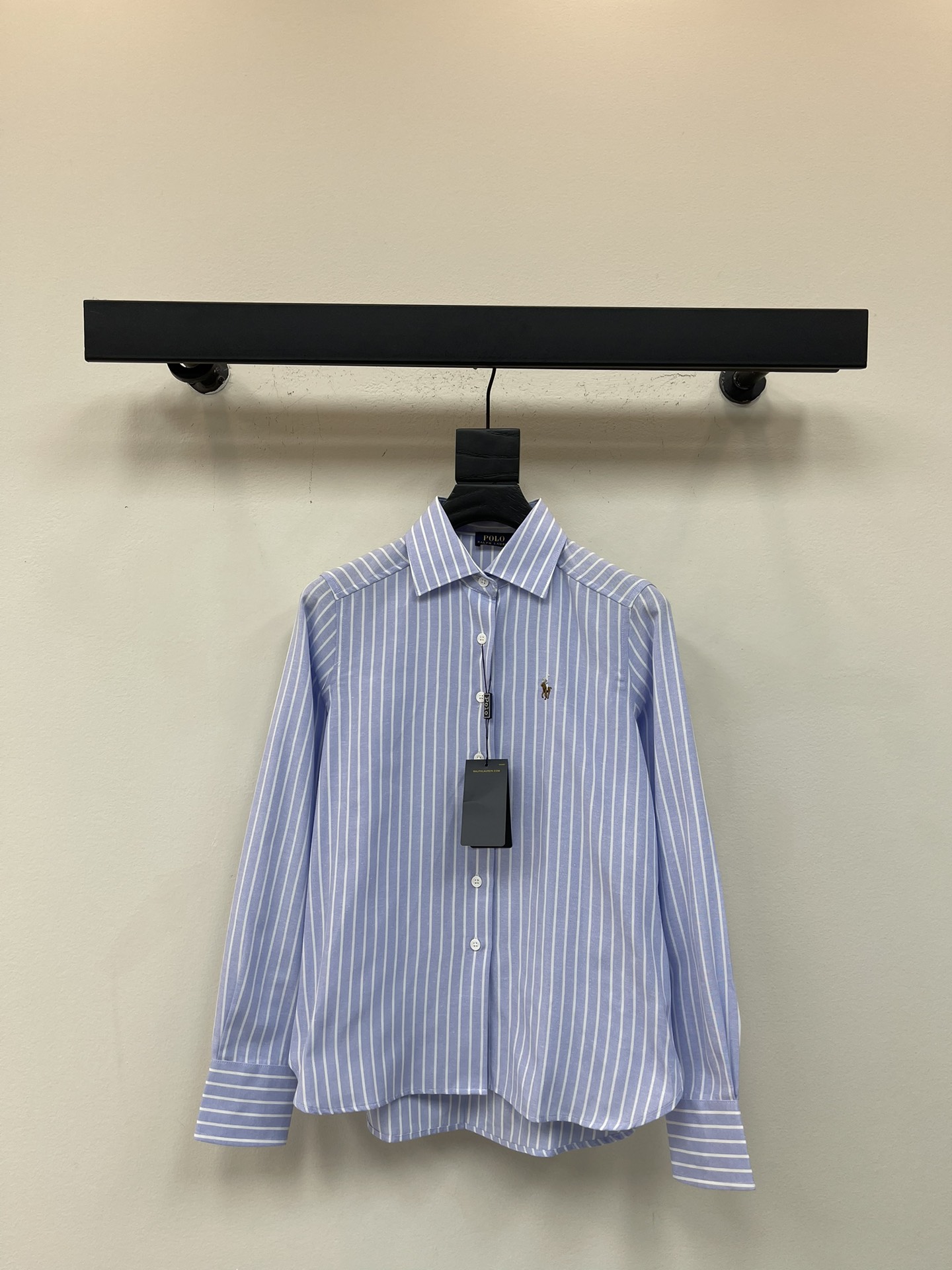 NO:546830,Ralph Laure*/Ralph 25 new POLO classic color small-label striped casual shirt. It uses high-quality classic striped fabric, the upper body is soft and comfortable, extremely delicate, solid, lubricated and soft, and has the characteristics of the fabric without wrinkles, and the feel is invincible. The style is fashionable, simple and atmospheric!  It is very youthful and youthful and energetic, and can be easily controlled by both men and women, which is very consistent with the current fashion aesthetic concepts of young people!  S-XL, loro piana,shirts,alexander wang19860909Ralph Laure*/拉夫25新款POLO经典彩色小标条纹休闲衬衫.采用优质经典的条纹面料,上身柔软舒适,极其细腻 手感扎实润滑且柔软 拥有既织物不褶皱的的特性,手感无敌.版型时尚简约大气！非常富有年轻感与青春活力范儿,男女都可轻松驾驭,非常符合当下年轻人的时尚审美观念！S-XL,,loro piana,shirts,alexander wang,Women's clothing