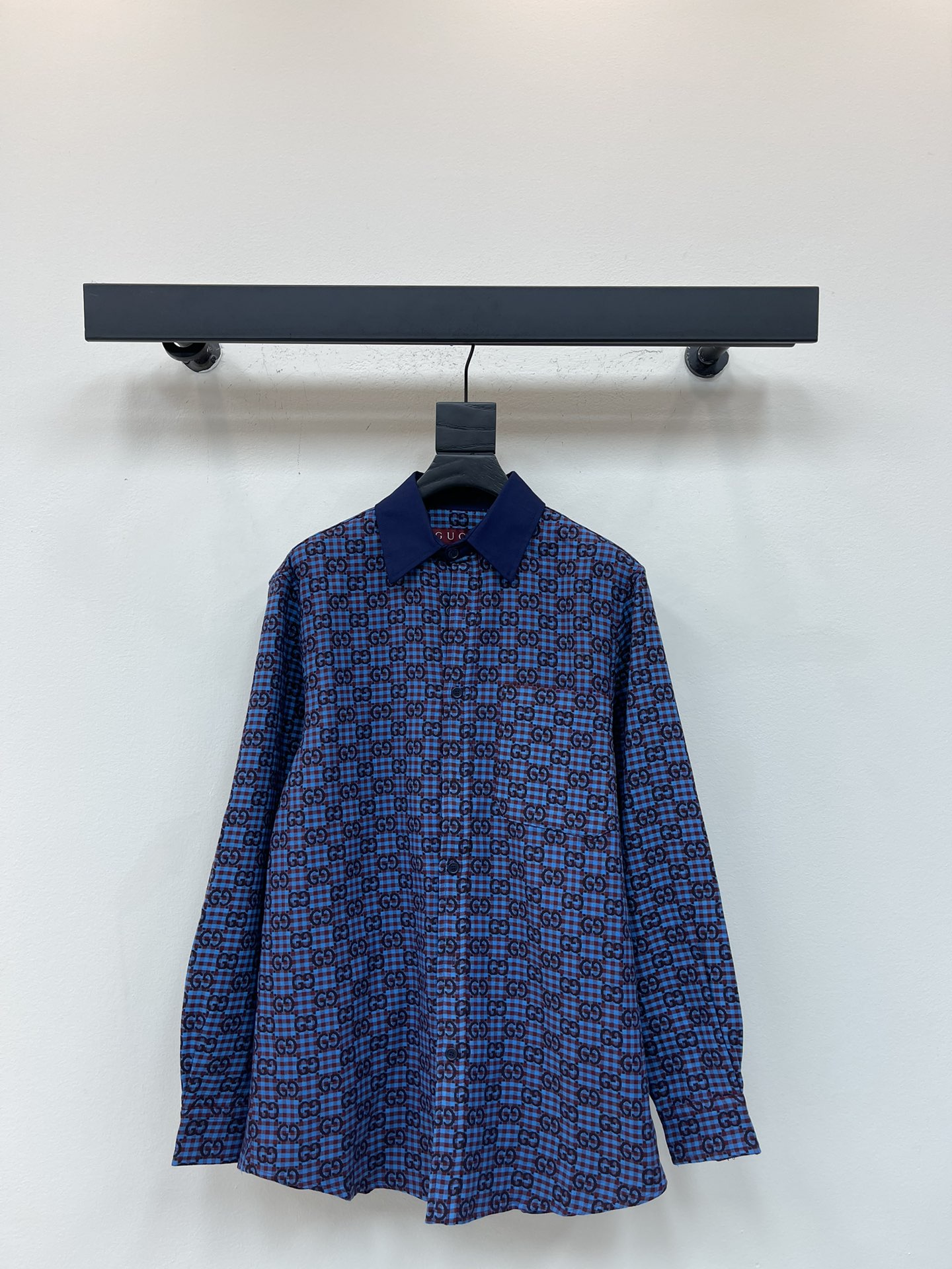 NO:546754,GUCC*25 early autumn new lapel full-print long-sleeved shirt. The full-frame decoration is decorated with plaid letter interwoven patterns to reinterpret the brand's timeless elegance and exquisite craftsmanship. This loose-fitting shirt is made of gg vichy cotton-wool blend jacquard fabric, paired with mother-of-pearl buttons, making it more exquisite. The spliced ​​lapel design has an eye-catching overall style and is suitable for creating a trendy look. Whether it is going out on the street or participating in fashion activities, it can easily become the focus. It can be matched with multiple types of bottoms to create a fashionable look, the same as men and women!  S-XL, gucci,shirts,alexander wang19860909GUCC*25早秋新品翻领满印长袖衬衫.全幅饰以格纹字母交织图案焕新诠释品牌的隽永优雅风范和精湛工艺.这款宽松版型衬衫采用gg vichy棉毛混纺提花面料打造,搭配珍珠母贝纽扣,更显精致格调.拼接翻领设计,整体风格个性吸睛,适合用于打造潮流造型,无论是日常出街还是参加时尚活动,都能轻松成为焦点,能与多类型下装搭配营造时尚造型,男女同款！S-XL,,gucci,shirts,alexander wang,Women's clothing