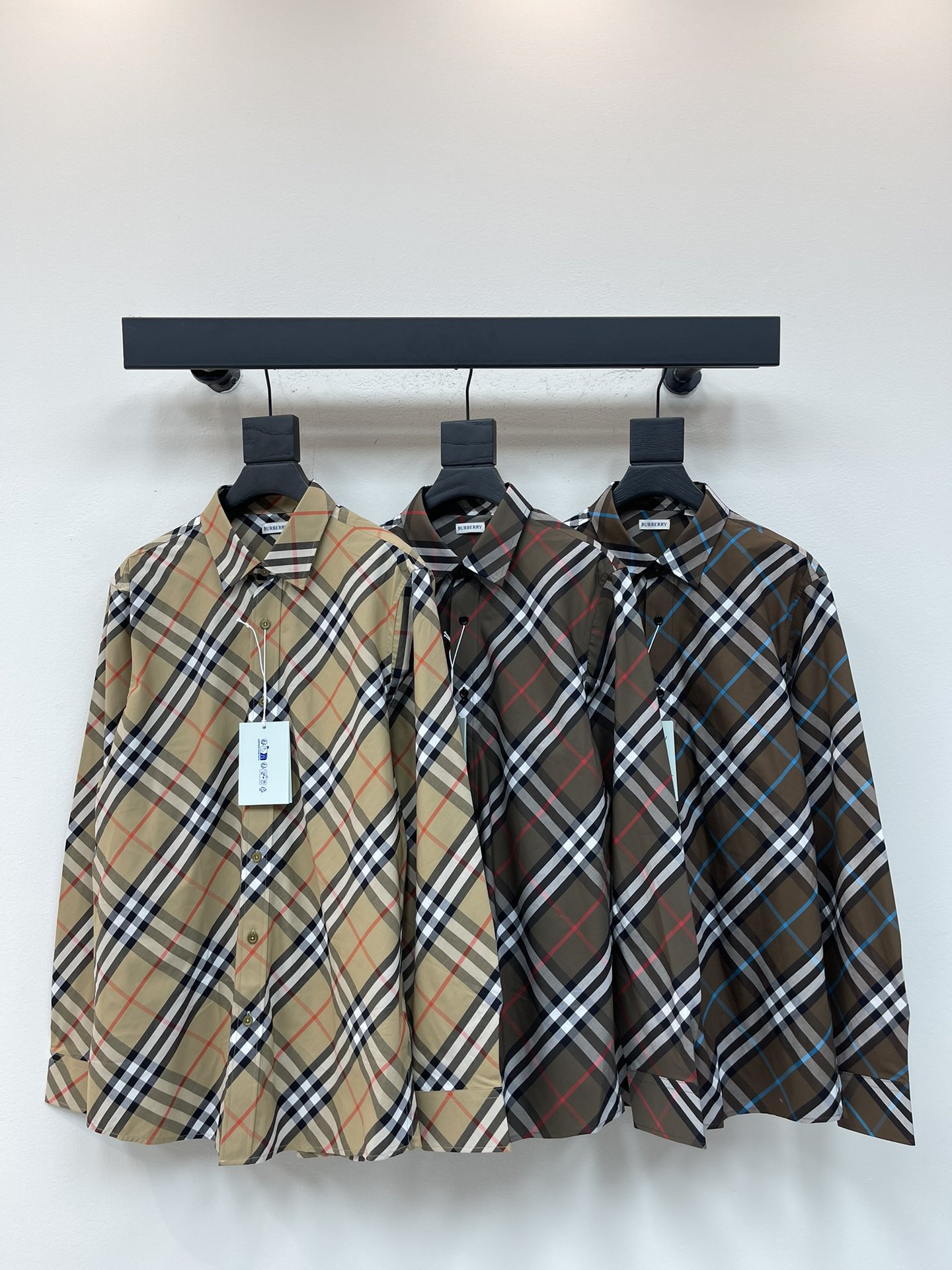 NO:546779,Burberr*25 early autumn new mid-clipart twill long-sleeved shirt, selected comfortable pure cotton, pure cotton material, the upper body effect is very handsome, the style is regular, the buttons are made of shell buttons, talk about the symmetry of the plaid, this is a very complex process with high losses. The same style for men and women!  S-XXL, burberry,shirts,alexander wang19860909Burberr*25早秋新款中格斜纹长袖衬衫,臻选舒适的纯棉,纯棉材质,上身效果非常帅气,版型规整,纽扣采用的是贝壳扣,说说格纹的对称,这是一道相当复杂同时损耗高的工序.男女同款！ 码数S-XXL,,burberry,shirts,alexander wang,Women's clothing