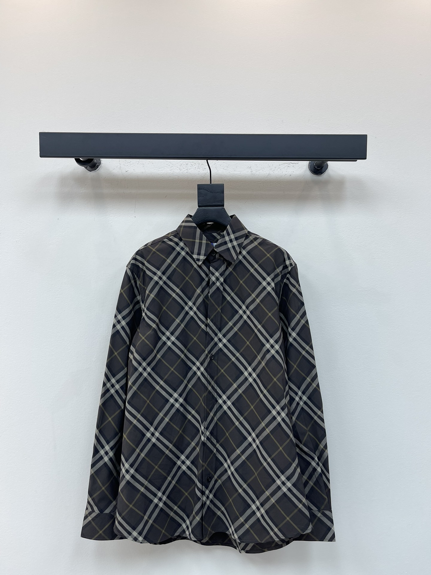 NO:546770,Burberr*25 early autumn new casual style checked cotton shirt. Long-sleeved shirt, made of worse cotton fabric, decorated with Burberry plaid, this piece presents a casual style. Button closure, pointed collar, single button cuff, curved hem The casual style is looser than the regular style. Men and women's styles. Red/brown S-XL,,burberry,shirts,alexander wang19860909Burberr*25早秋新品休闲版型格纹棉质衬衫 长袖衬衫,选用精纺棉质面料打造,装饰 Burberry 格纹, 此件精品呈现休闲版型. 纽扣开合 尖领 单扣式袖口 弧形衣摆 休闲版型较常规版型剪裁更为宽松 男女同款 红色/棕色 S-XL,,burberry,shirts,alexander wang,Women's clothing