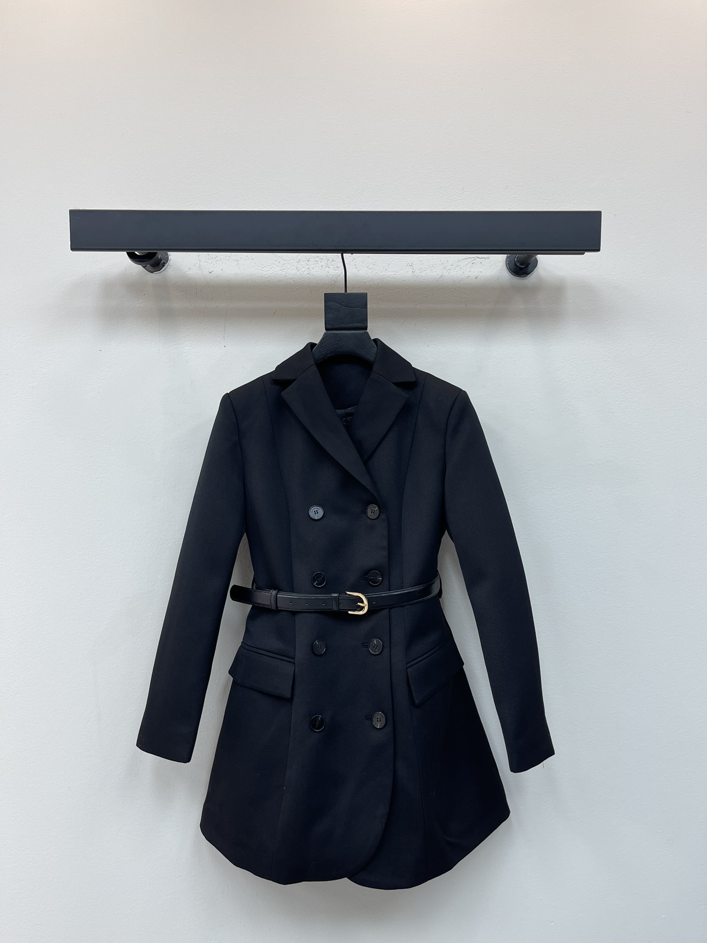 NO:546804,Self-portrai*25 autumn and winter new SP classic double-breasted mid-length suit jacket, simple and smooth tailoring style, both capable and feminine beauty of the times, 360 degrees, slim waist in one second, small girls can also wear it as a dress. Customized fabric is thicker and broad texture. The waist is paired with a small belt and waist to easily wear it out. A perfectly high-end temperament. Solve your commuting or going out on the streets on a daily basis. SML, skirts, jackets & coats, business suit, alexander wang19860909Self-portrai*25秋冬新品SP经典双排扣中长款西装外套 简洁流畅的洋裁造型 既干练又具有时代女性美360度显瘦 一秒拥有小蛮腰 小个子女生也可当连衣裙穿 定制面料比较厚实挺阔质感 腰部搭配了小皮带收腰轻松穿出小蛮腰 妥妥的高级感气质 解决你通勤或者日常出街 SML,,skirts,jackets & coats,business suit,alexander wang,Women's clothing