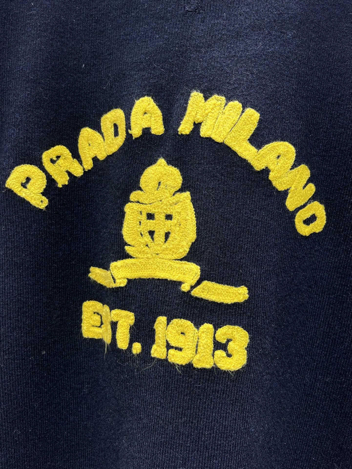 𝗣𝗥𝗔𝗗*普拉达新款字母毛巾刺绣圆领宽松针织衫毛巾刺绣工艺采用立体毛巾绣技术，字母LOGO呈现浮雕般质感