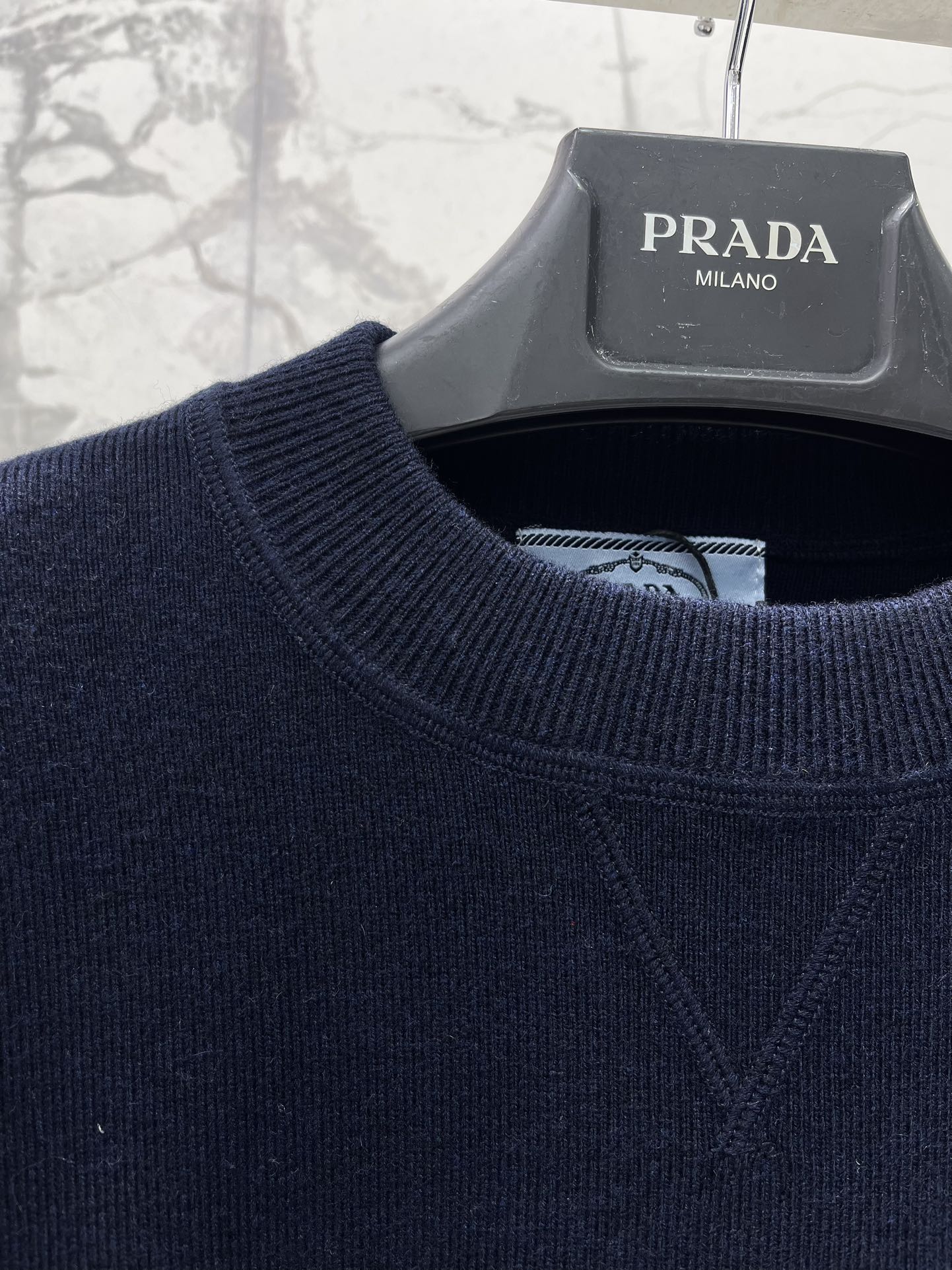 𝗣𝗥𝗔𝗗*普拉达新款字母毛巾刺绣圆领宽松针织衫毛巾刺绣工艺采用立体毛巾绣技术，字母LOGO呈现浮雕般质感
