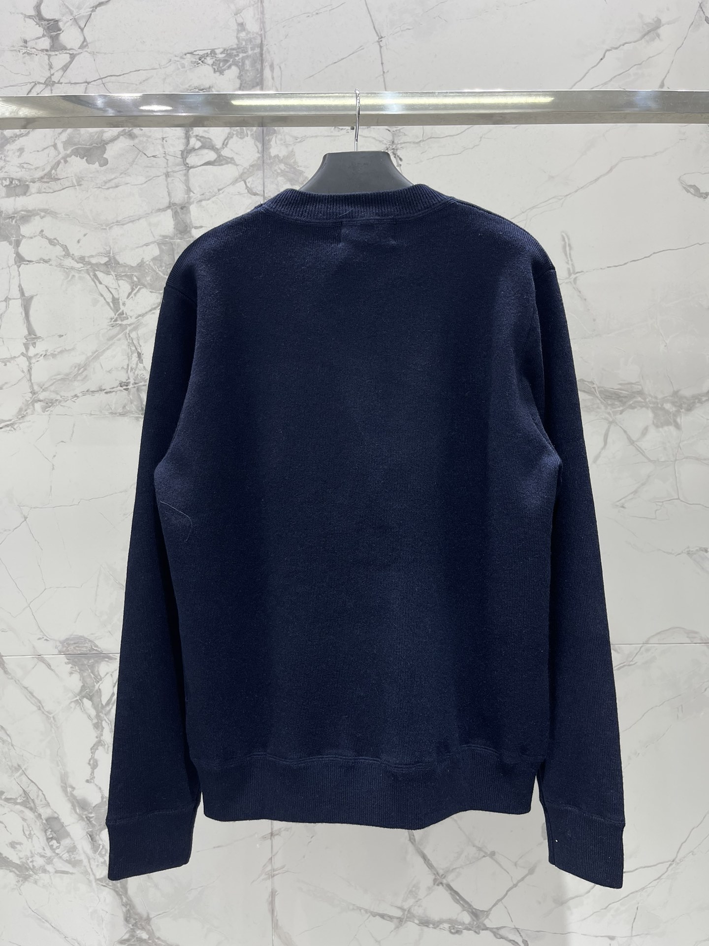 𝗣𝗥𝗔𝗗*普拉达新款字母毛巾刺绣圆领宽松针织衫毛巾刺绣工艺采用立体毛巾绣技术，字母LOGO呈现浮雕般质感