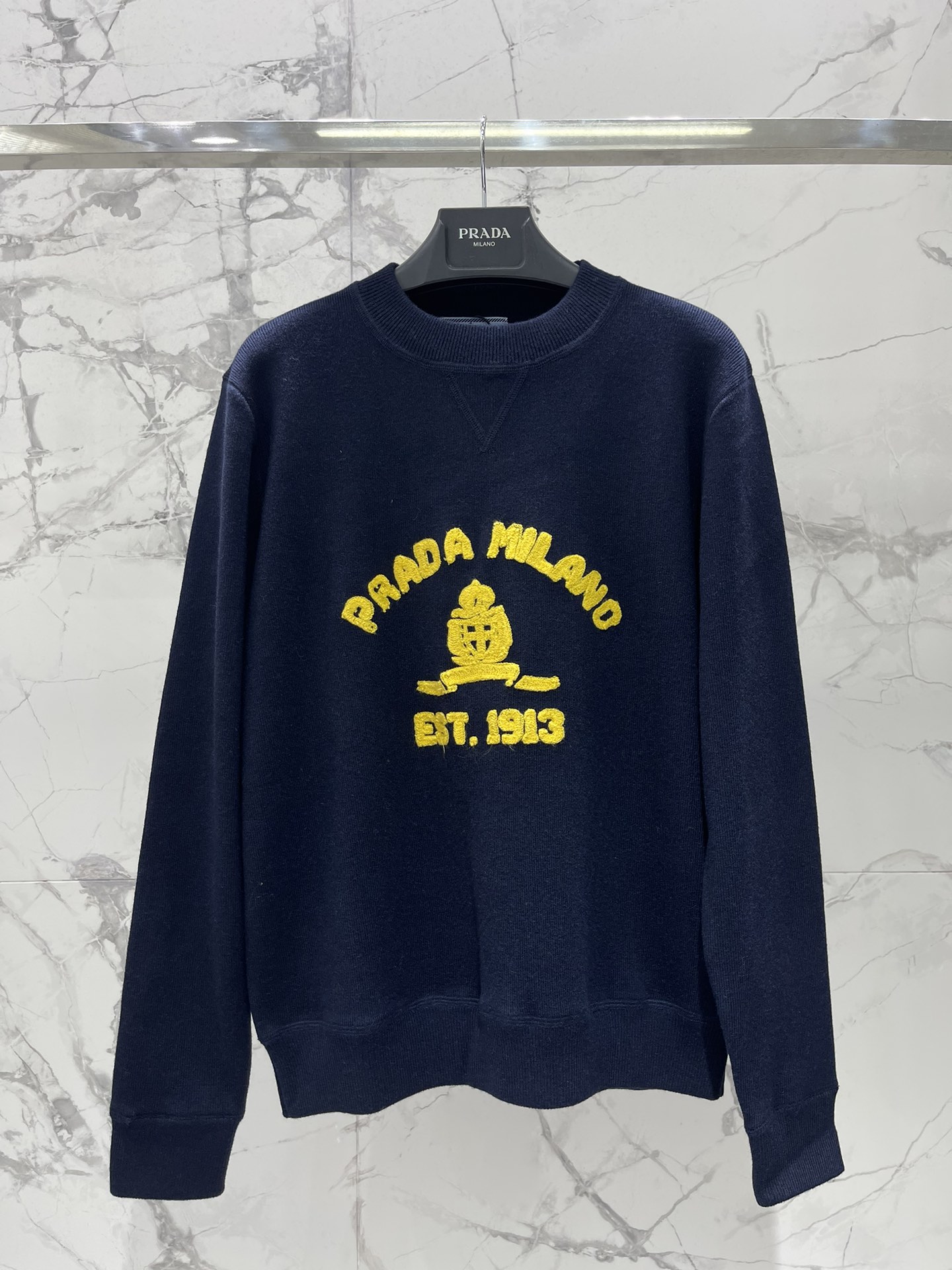 𝗣𝗥𝗔𝗗*普拉达新款字母毛巾刺绣圆领宽松针织衫毛巾刺绣工艺采用立体毛巾绣技术，字母LOGO呈现浮雕般质感