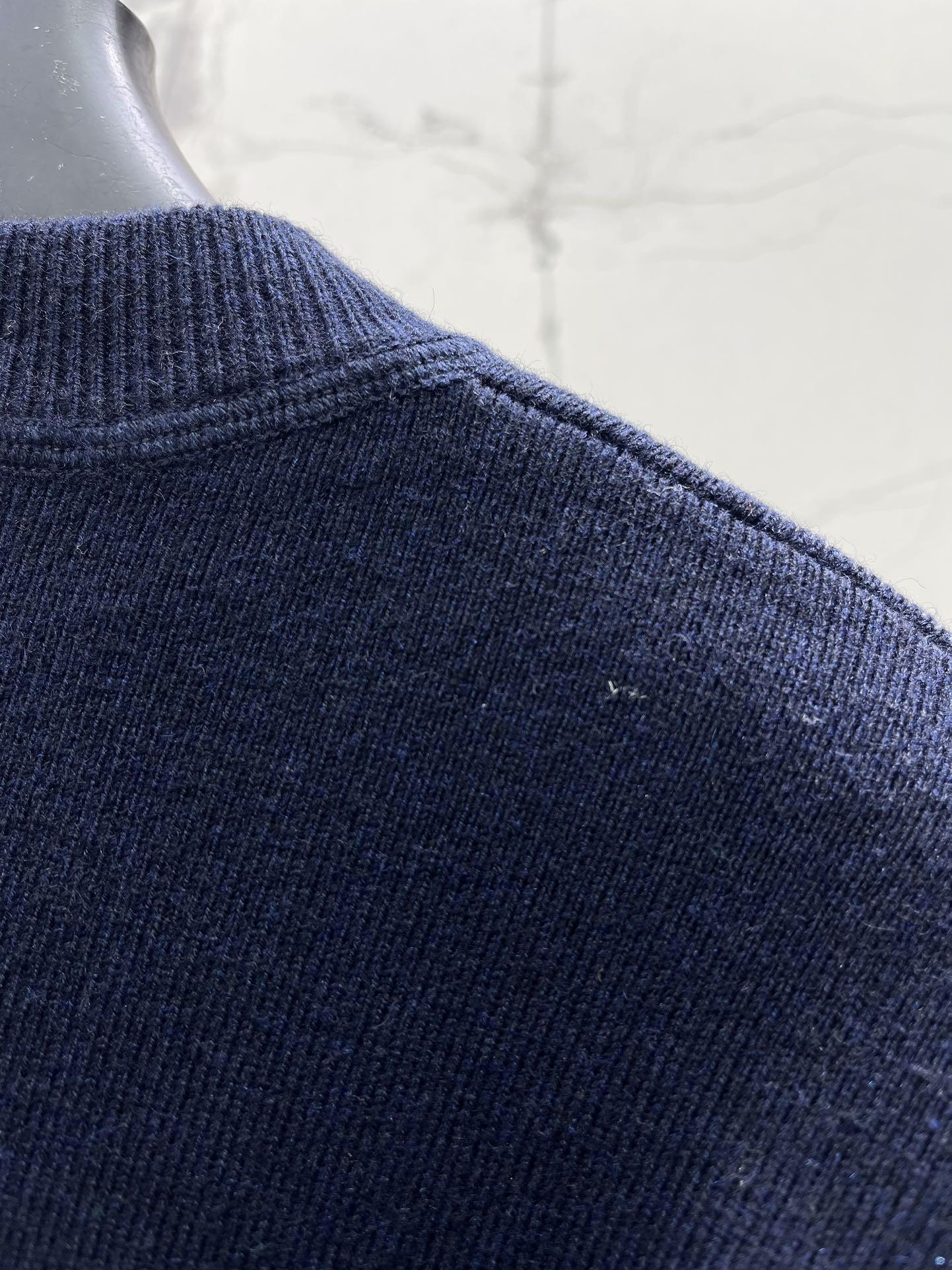 𝗣𝗥𝗔𝗗*普拉达新款字母毛巾刺绣圆领宽松针织衫毛巾刺绣工艺采用立体毛巾绣技术，字母LOGO呈现浮雕般质感