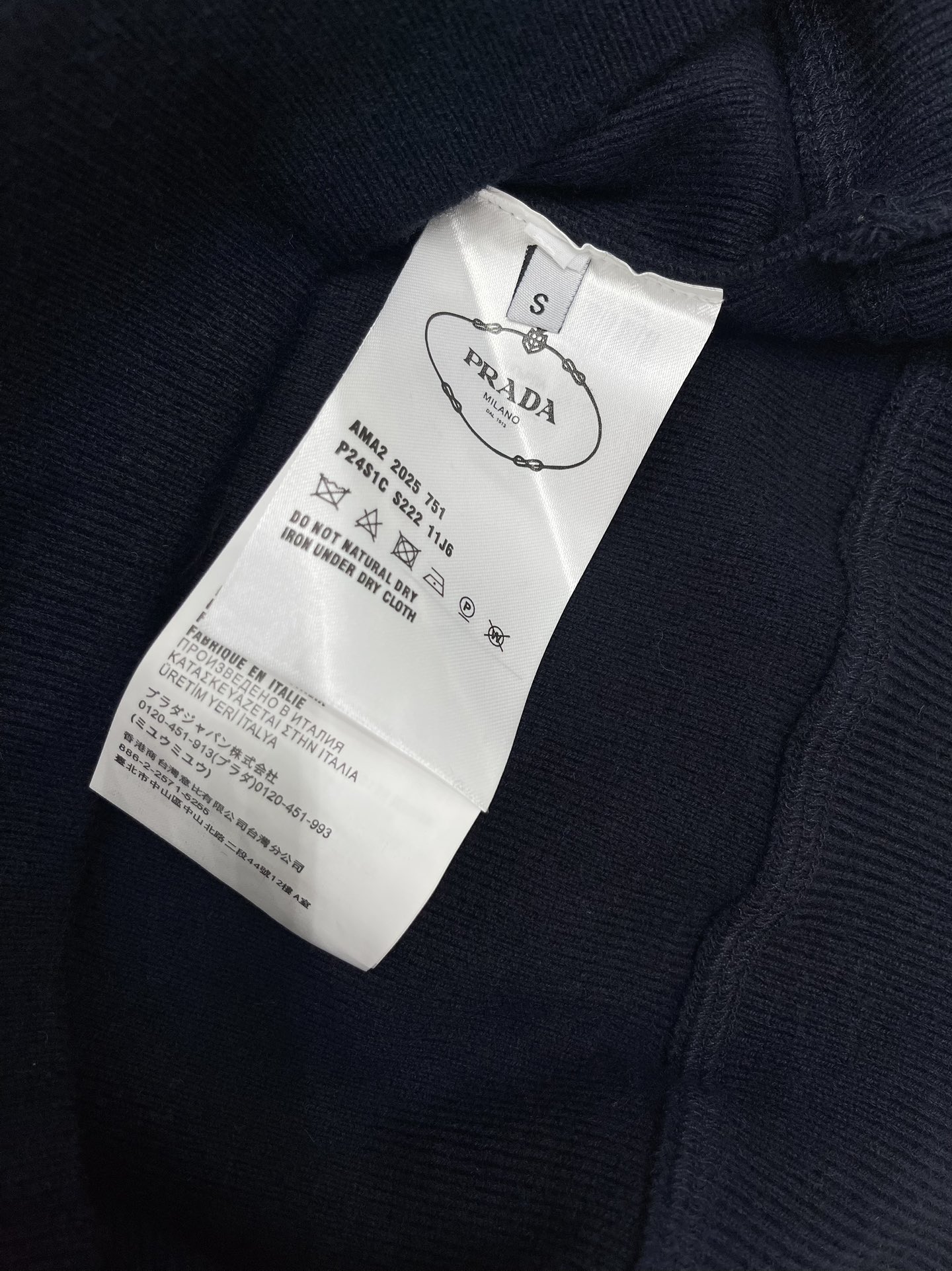 𝗣𝗥𝗔𝗗*普拉达新款字母毛巾刺绣圆领宽松针织衫毛巾刺绣工艺采用立体毛巾绣技术，字母LOGO呈现浮雕般质感