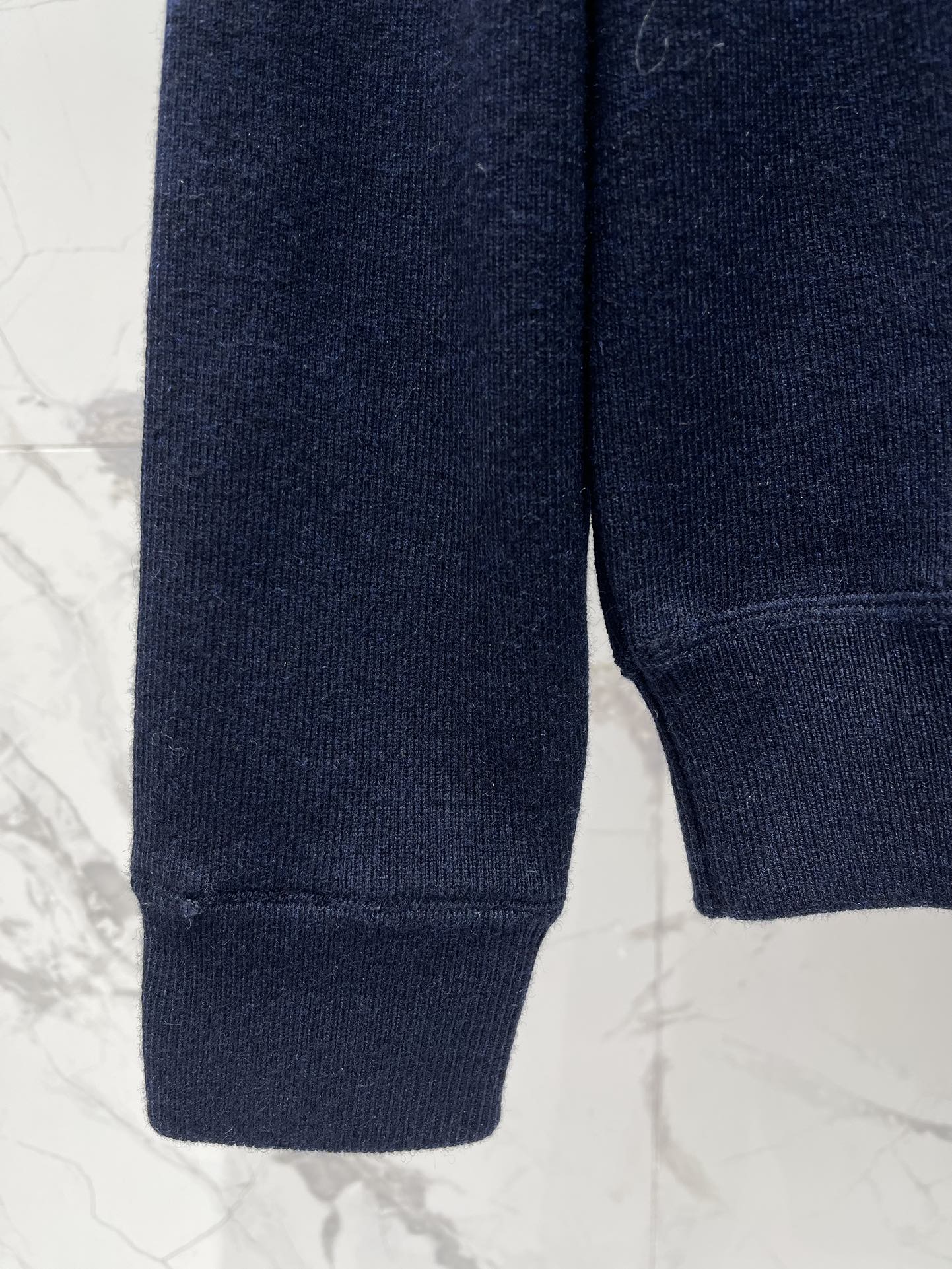 𝗣𝗥𝗔𝗗*普拉达新款字母毛巾刺绣圆领宽松针织衫毛巾刺绣工艺采用立体毛巾绣技术，字母LOGO呈现浮雕般质感