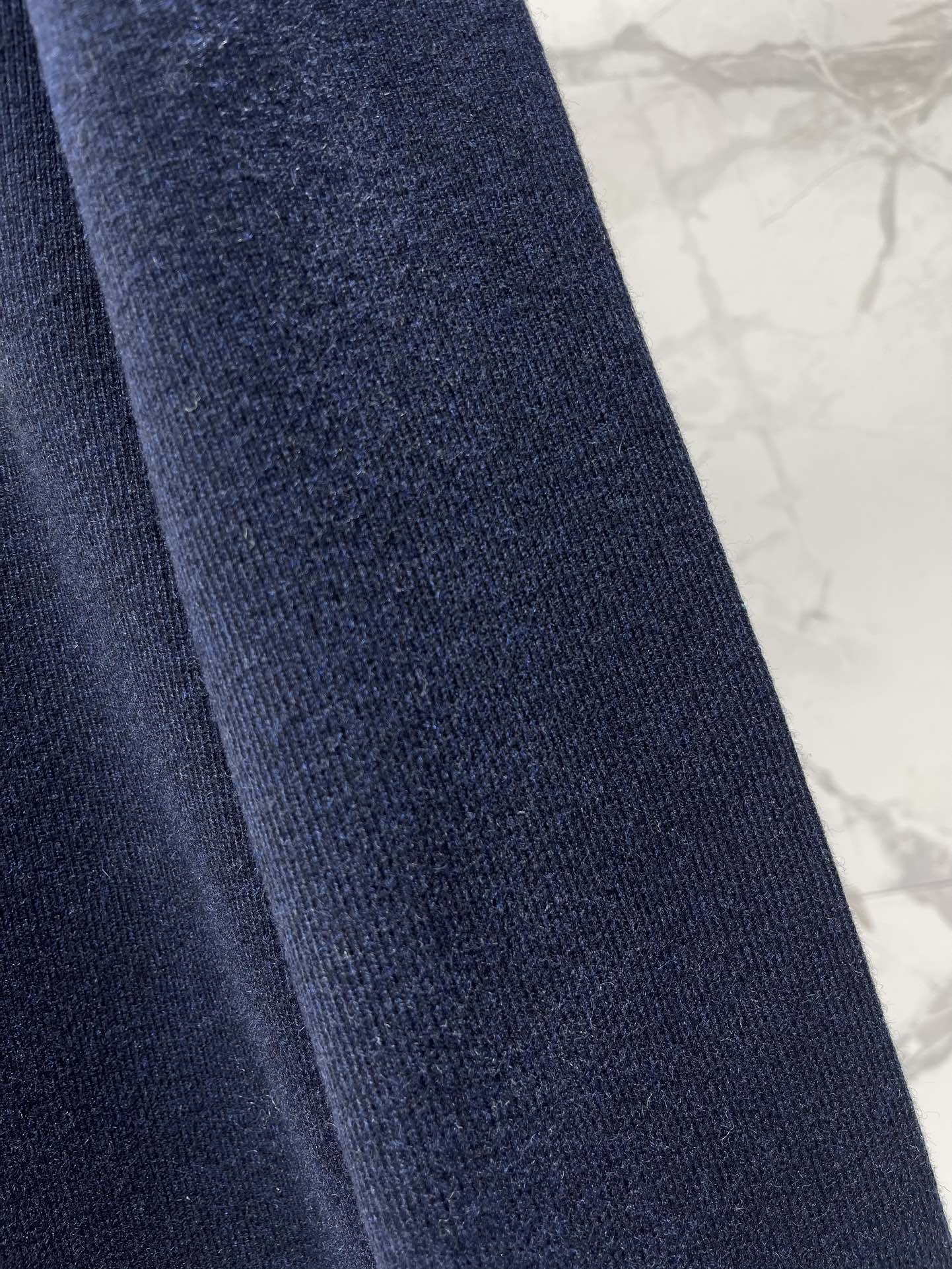 𝗣𝗥𝗔𝗗*普拉达新款字母毛巾刺绣圆领宽松针织衫毛巾刺绣工艺采用立体毛巾绣技术，字母LOGO呈现浮雕般质感