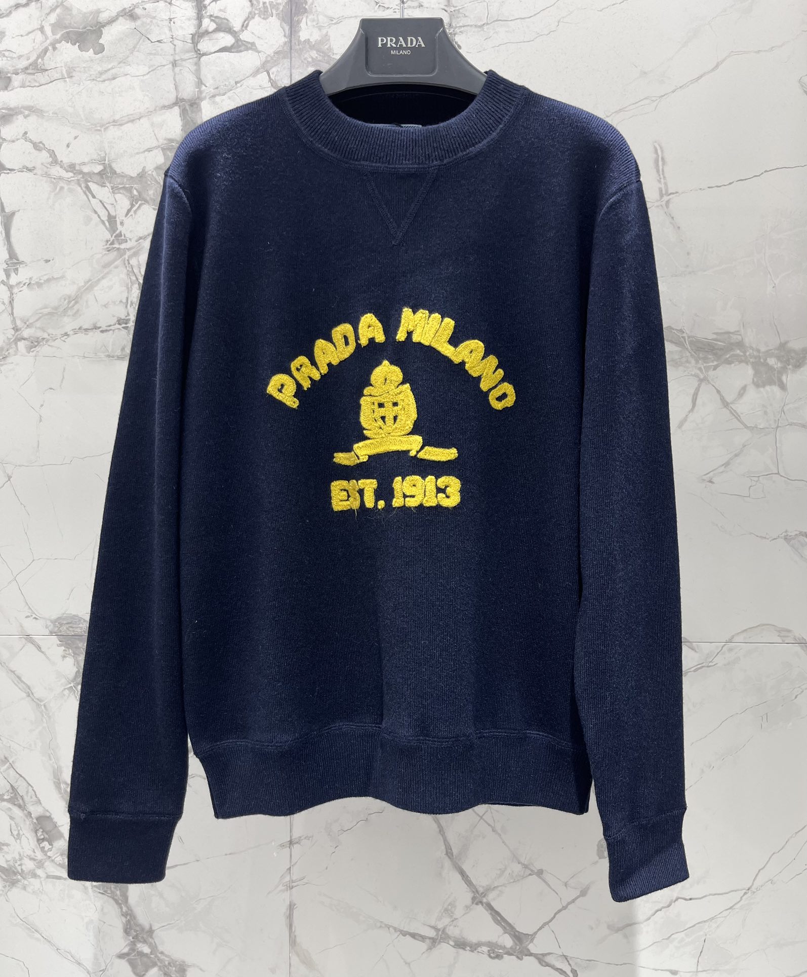 𝗣𝗥𝗔𝗗*普拉达新款字母毛巾刺绣圆领宽松针织衫毛巾刺绣工艺采用立体毛巾绣技术，字母LOGO呈现浮雕般质感