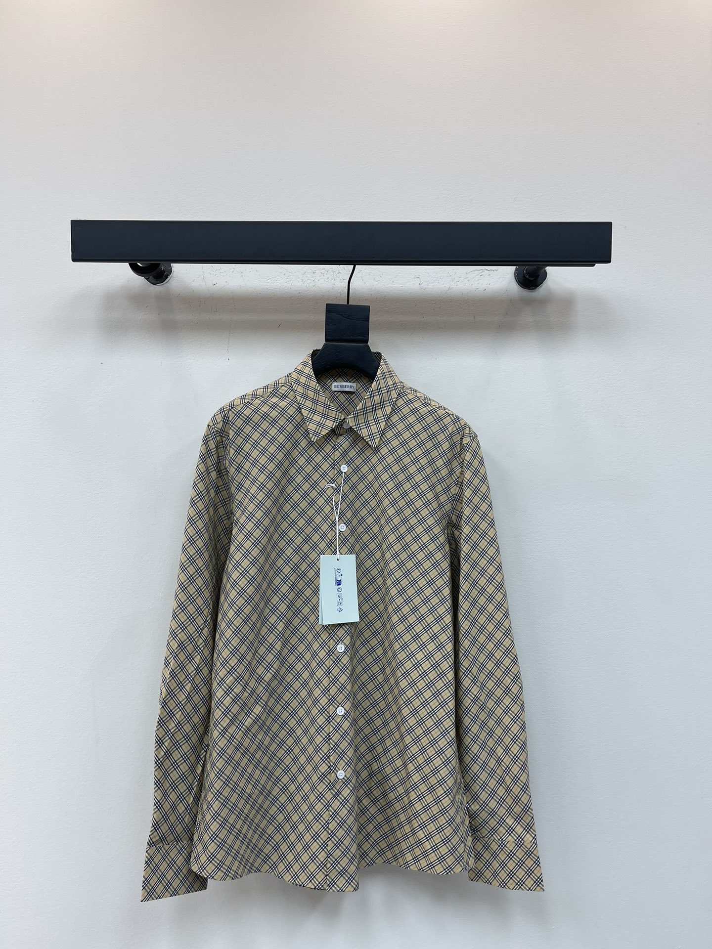 NO:546788,Burberr* classic twill small plaid shirt with a century of history and has been passed down to this day. The common one before was plaid. But today, this model has a plaid twill design as a whole and uses small plaids to create a retro style!  The combination of pointed collar and buttoned sleeves is very good. The whole body is not only a test for cutting, but also strict requirements for the turning worker. It is not something that ordinary factories can control. The craftsmanship is excellent. The line is straight, one needle and one eye are linked. Look at the curve of the hem of the clothes. It is round and natural, and the buttoned eyes are exquisite!  Same model for men and women Size S-XXL, Burberry, Shirts, Alexander wang19860909Burberr*经典斜纹小格子衬衫 带着百年历史传承至今 之前常见的就是是格纹了 但今天这款整体做了对格斜纹设计, 并使用小格子,打造复古风格！ 搭配尖领和扣式衣袖非常彰显品味 全身对格对条除了对裁剪是一种考验 对车工更是要求严格,不是普通工厂可以驾驭的了的 工艺极好 走线平直 一针一眼 环环相扣 再看衣下摆弧度走线 圆润自然 ,扣眼精致！ 男女同款 尺码S-XXL,,burberry,shirts,alexander wang,Women's clothing