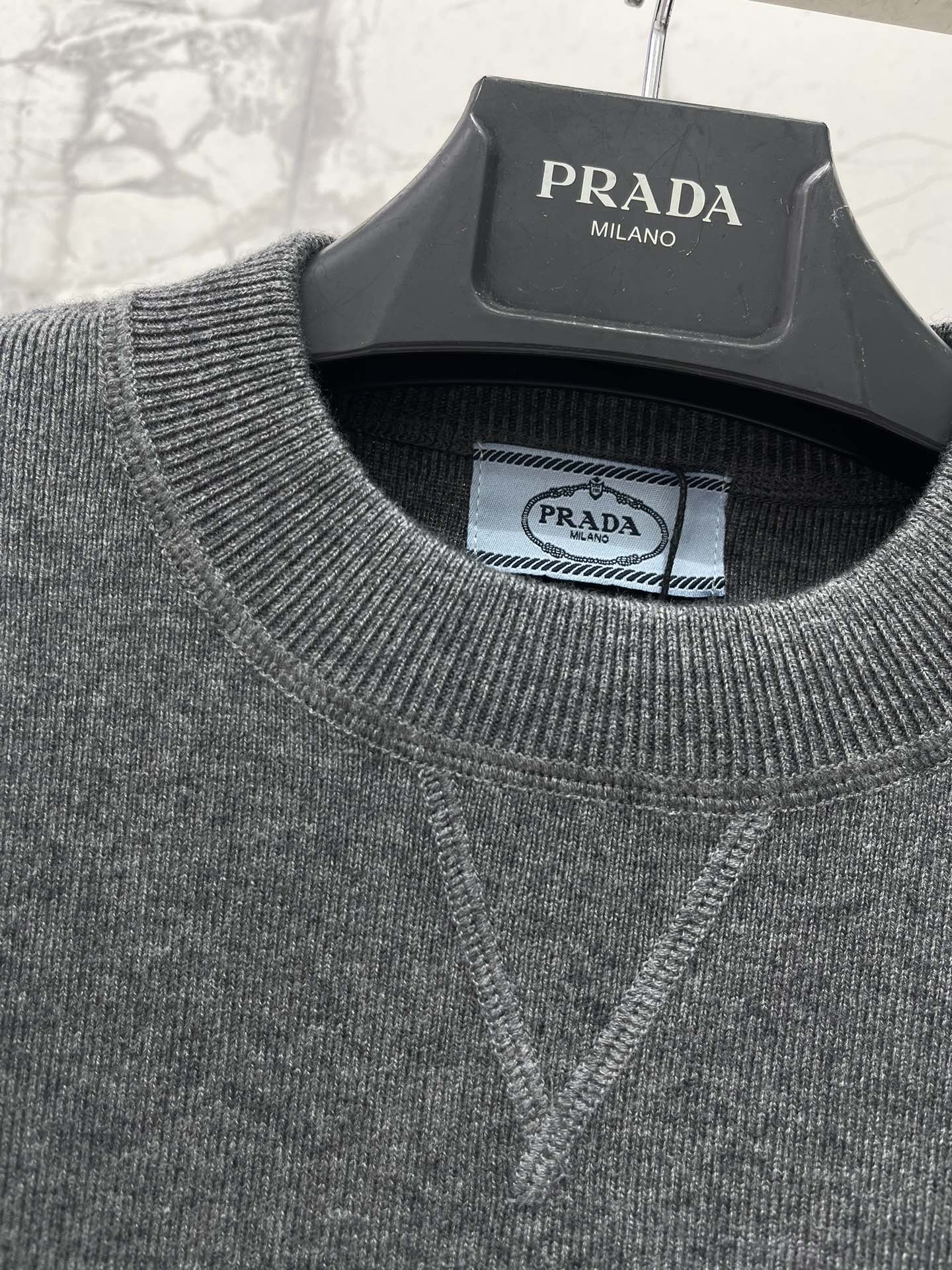 𝗣𝗥𝗔𝗗*普拉达新款字母毛巾刺绣圆领宽松针织衫毛巾刺绣工艺采用立体毛巾绣技术，字母LOGO呈现浮雕般质感