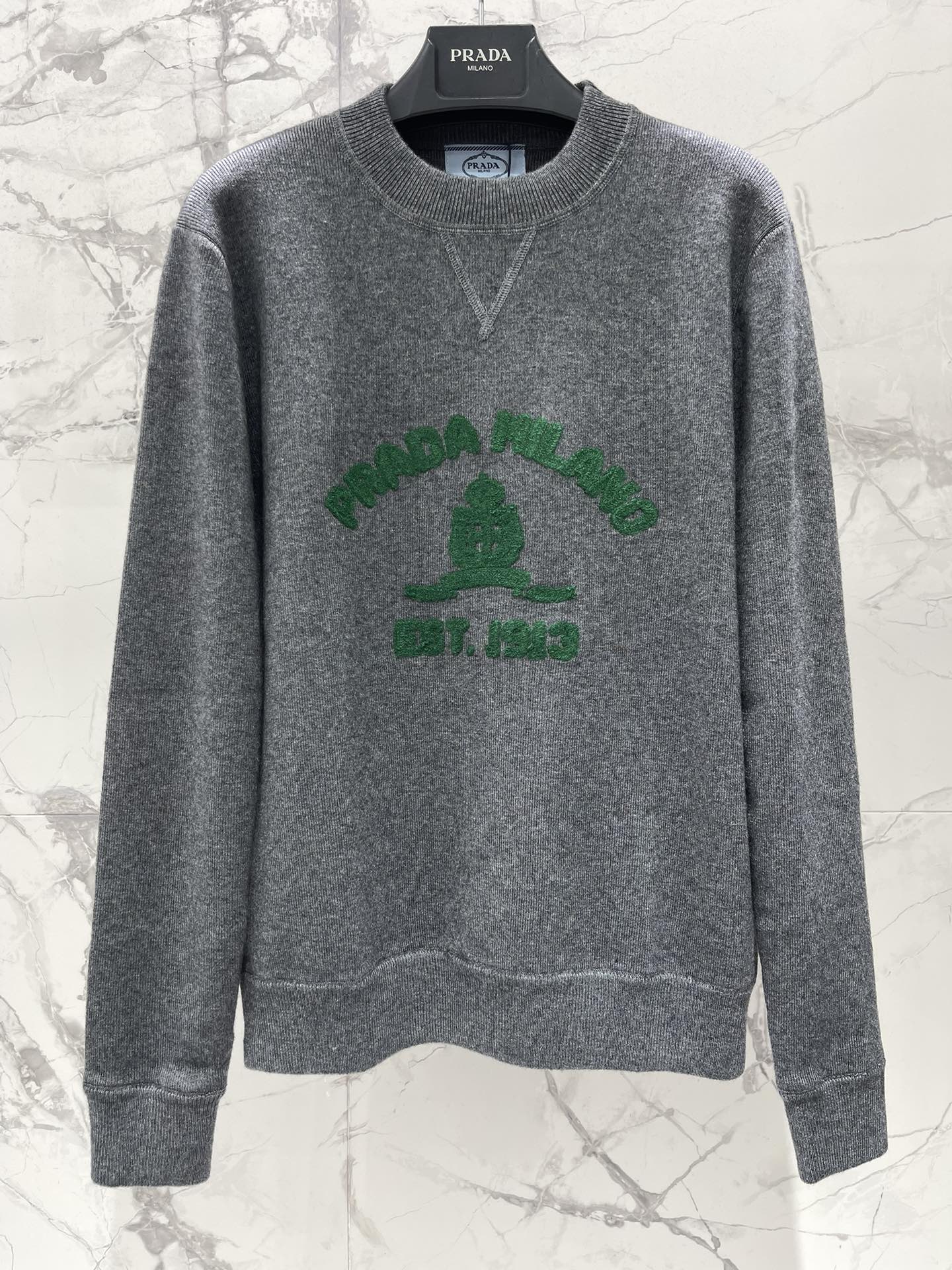 𝗣𝗥𝗔𝗗*普拉达新款字母毛巾刺绣圆领宽松针织衫毛巾刺绣工艺采用立体毛巾绣技术，字母LOGO呈现浮雕般质感