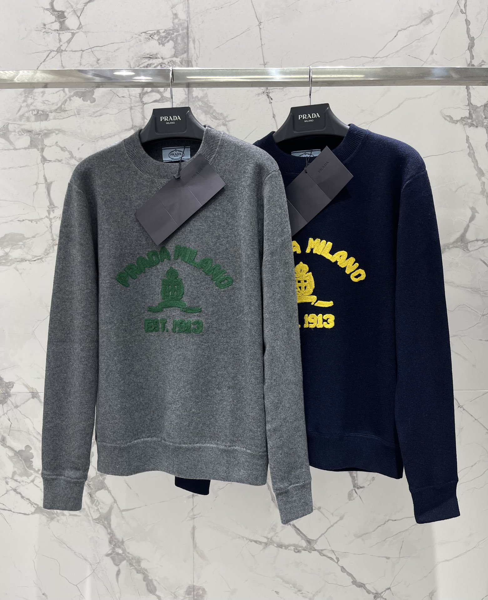 𝗣𝗥𝗔𝗗*普拉达新款字母毛巾刺绣圆领宽松针织衫毛巾刺绣工艺采用立体毛巾绣技术，字母LOGO呈现浮雕般质感