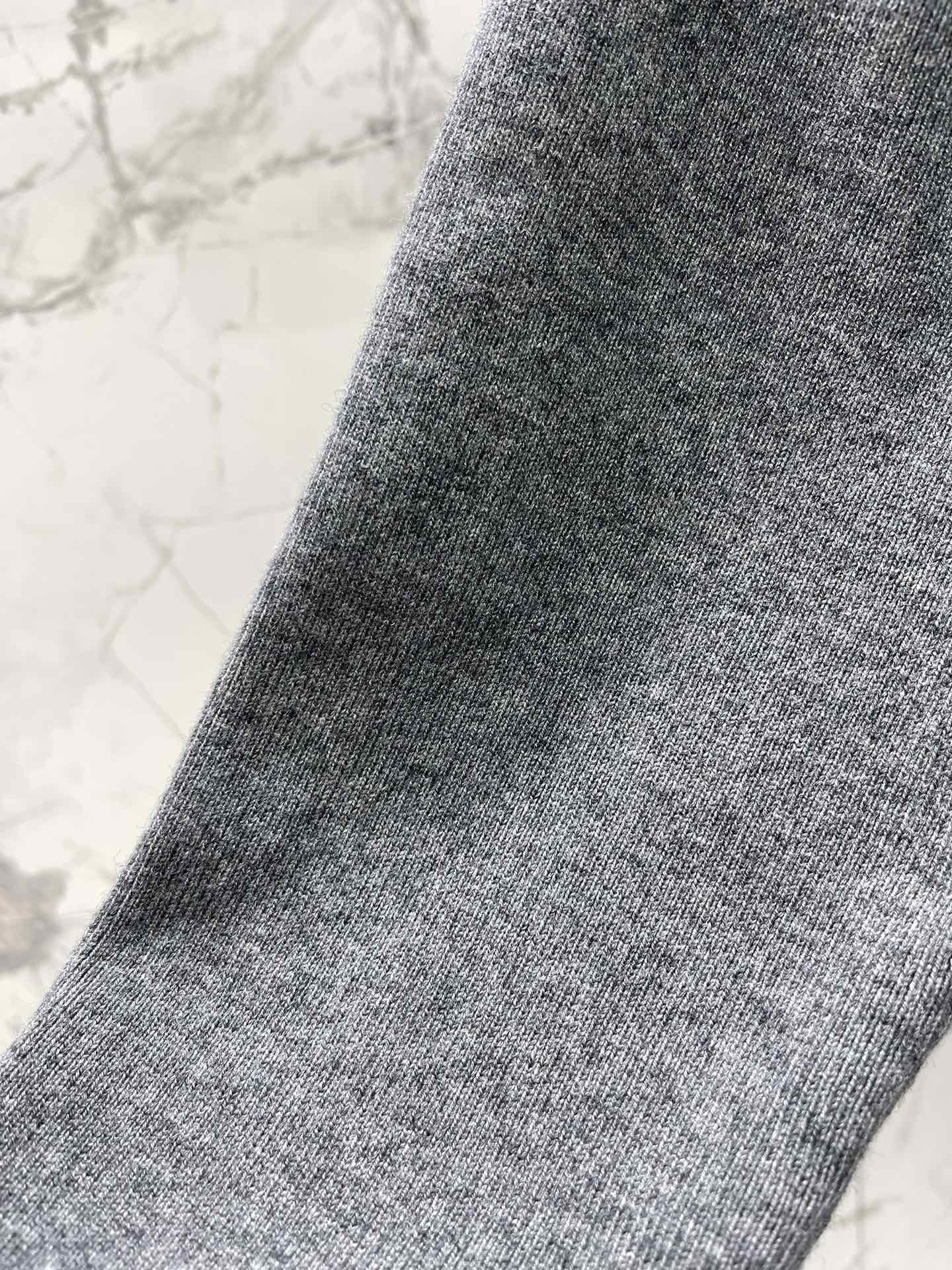 𝗣𝗥𝗔𝗗*普拉达新款字母毛巾刺绣圆领宽松针织衫毛巾刺绣工艺采用立体毛巾绣技术，字母LOGO呈现浮雕般质感