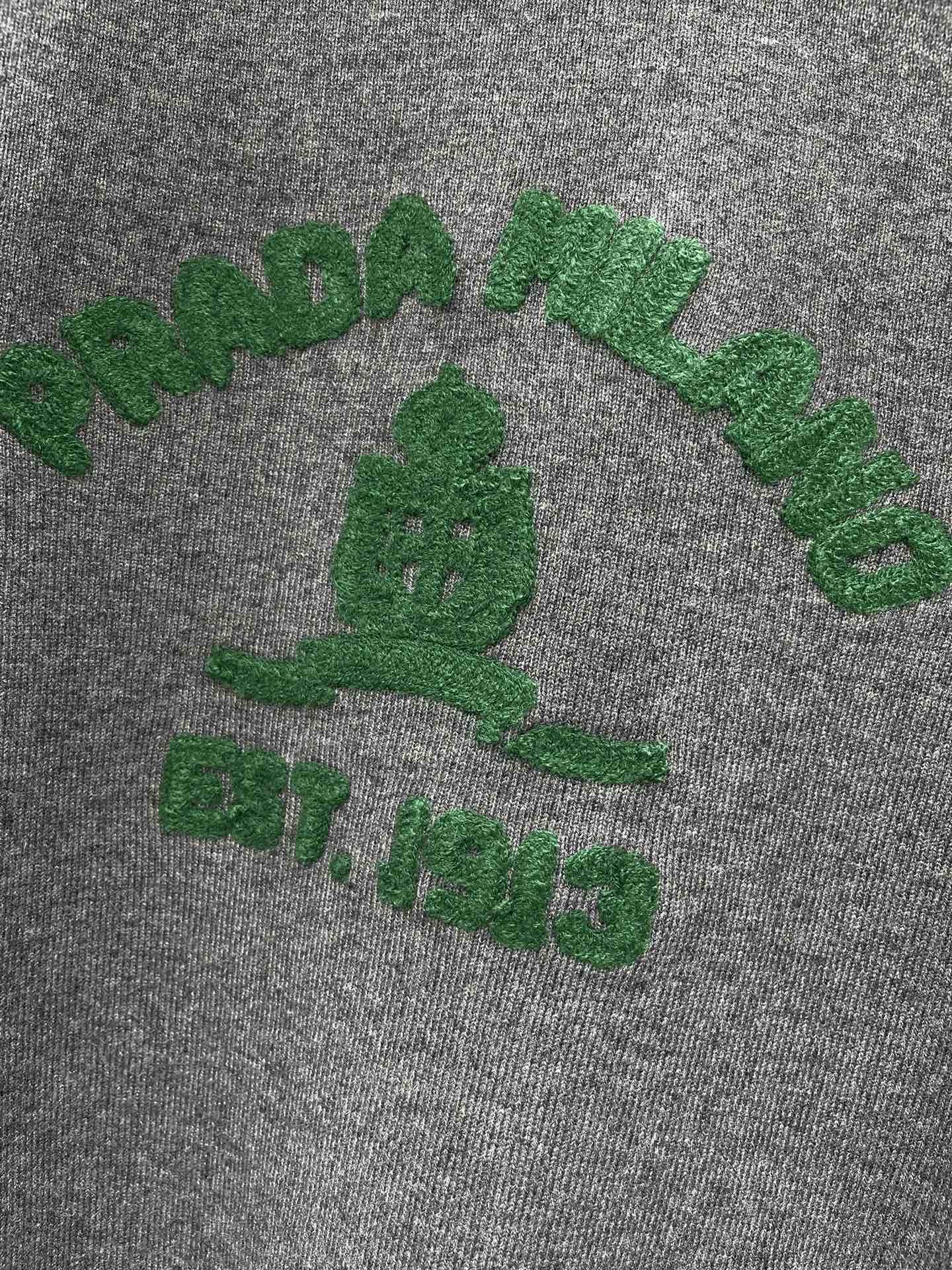 𝗣𝗥𝗔𝗗*普拉达新款字母毛巾刺绣圆领宽松针织衫毛巾刺绣工艺采用立体毛巾绣技术，字母LOGO呈现浮雕般质感