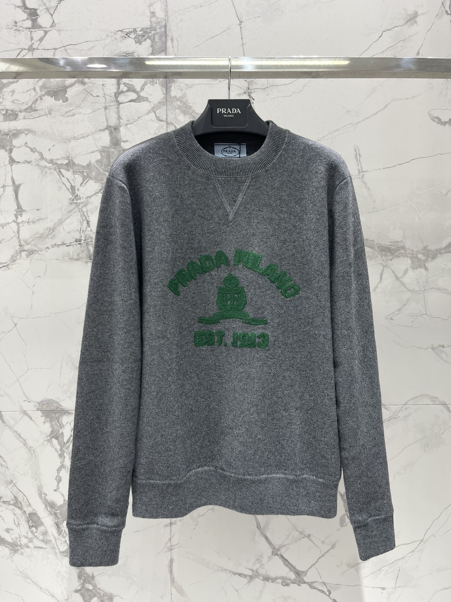 𝗣𝗥𝗔𝗗*普拉达新款字母毛巾刺绣圆领宽松针织衫毛巾刺绣工艺采用立体毛巾绣技术，字母LOGO呈现浮雕般质感