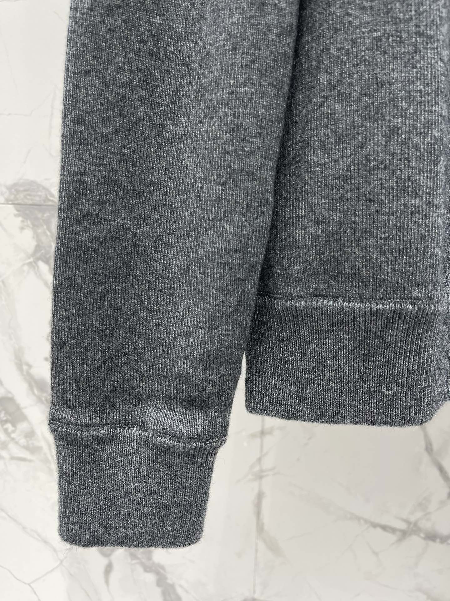 𝗣𝗥𝗔𝗗*普拉达新款字母毛巾刺绣圆领宽松针织衫毛巾刺绣工艺采用立体毛巾绣技术，字母LOGO呈现浮雕般质感