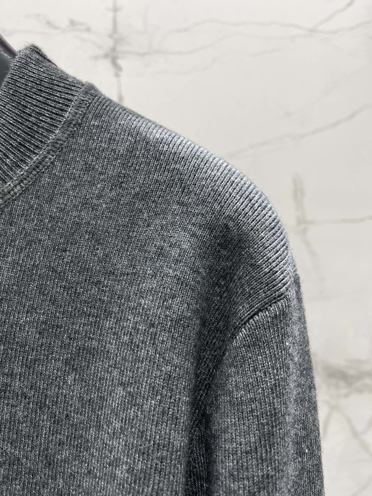 𝗣𝗥𝗔𝗗*普拉达新款字母毛巾刺绣圆领宽松针织衫毛巾刺绣工艺采用立体毛巾绣技术，字母LOGO呈现浮雕般质感