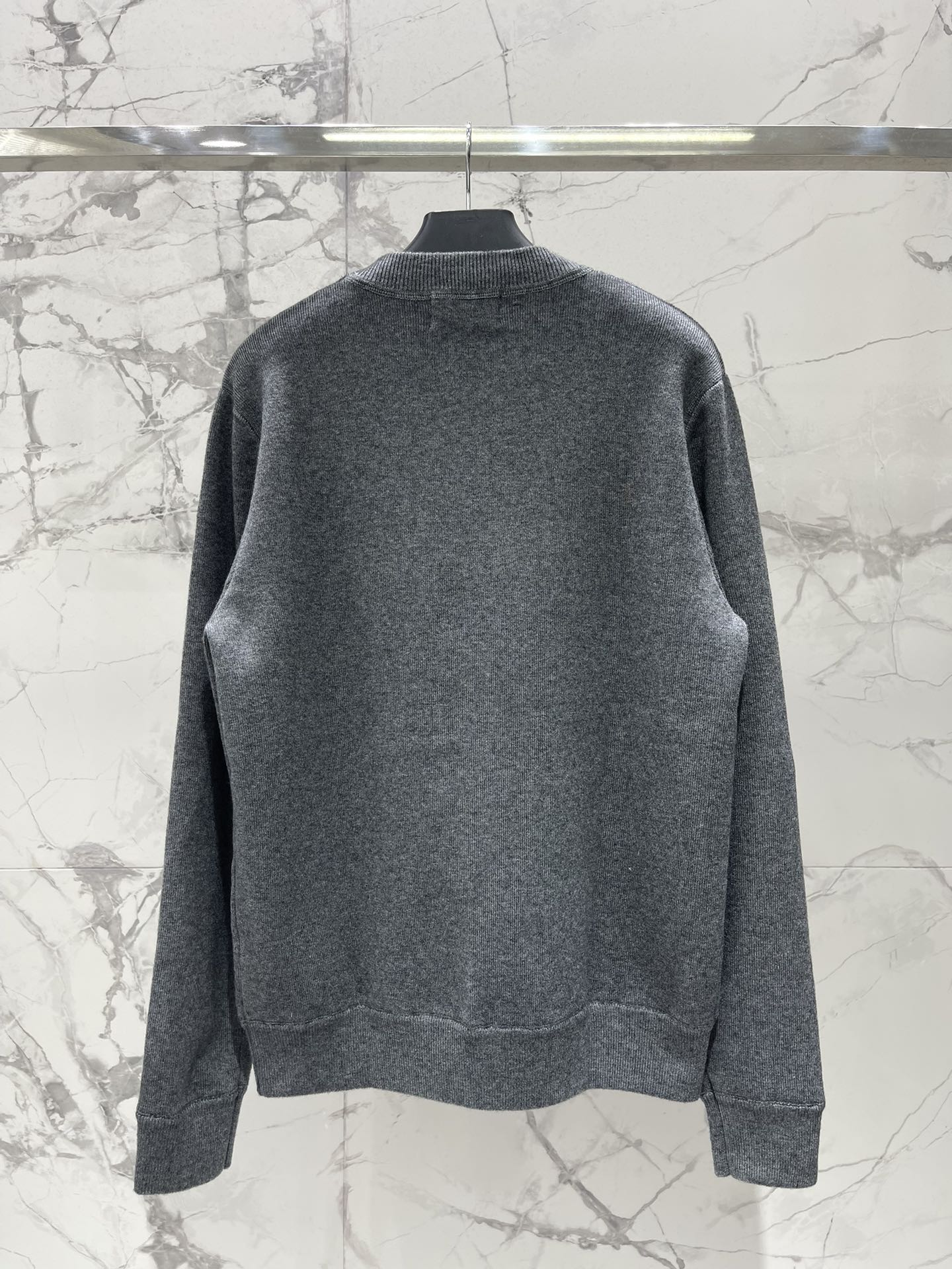 𝗣𝗥𝗔𝗗*普拉达新款字母毛巾刺绣圆领宽松针织衫毛巾刺绣工艺采用立体毛巾绣技术，字母LOGO呈现浮雕般质感