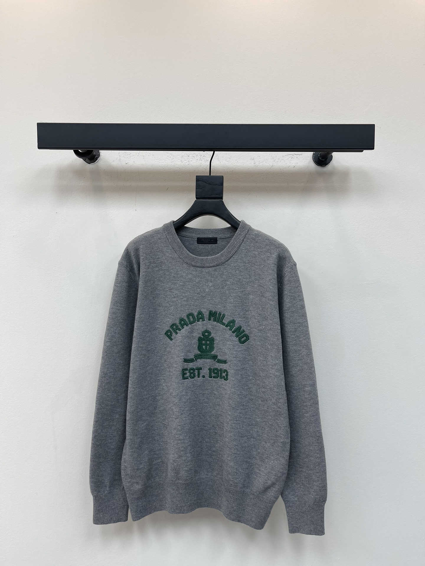 NO:546797,PRAD*25 early autumn new embroidered jacquard round neck long-sleeved knit sweater. It is made of wool-blend fabric, and the iconic triangular logo embroidery process that has been reinterpreted in a novel way to enhance visual layer; the neckline, cuffs and hem are closed with ribbed tissue structure technology, which is elastic and fits the body, effectively preventing curled edge deformation, and improving wear comfort and durability. The same style for men and women!  SML, prada, sweaters, alexander wang19860909PRAD*25早秋新款刺绣提花圆领长袖针织毛衣.采用羊毛混纺面料打造,一贯以新颖方式重释的标志性三角形徽标刺绣工艺,增强视觉层次;领口、袖口及下摆均以罗纹组织结构工艺收口,弹性佳、贴合身形,有效防止卷边变形,提升穿着舒适度与耐久性.男女同款！SML,,prada,sweaters,alexander wang,Women's clothing