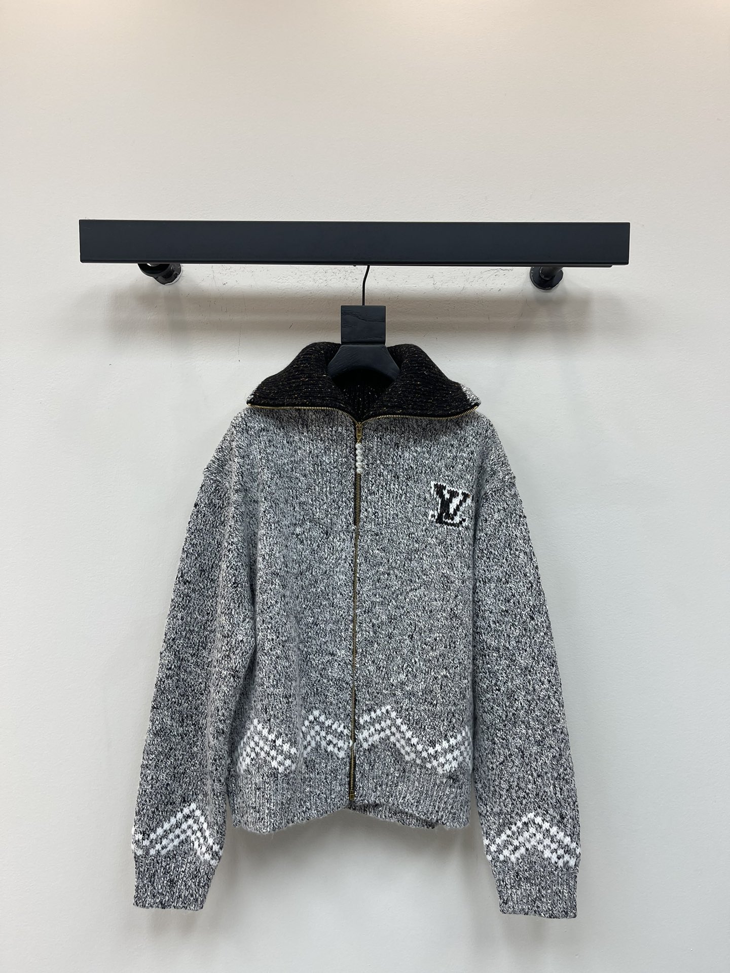 NO:545920,Louis Vuitto* x Nigo co-branded 25 autumn and winter new products Letter printed zipper lapel long sleeve sweater This knitted waist jacket draws inspiration from the 2025 autumn and winter series, carefully depicts the pleasant scene of Pharrell Williams and Nigo rafting and fishing with colorful backs, greeting the intimate collaboration between the two artists. The chest embroidery LV logo, beaded zipper head adds elegance. Casual style 70 cotton, 30 wool logo inlay turtle collar, hem and cuffs Zipper front closure with beaded zipper head S-XL,,louis vuitton,louis vuitton,jackets & coats,alexander wang19860909Louis Vuitto* x Nigo 联名款 25秋冬新品 字母印花拉链翻领长袖针织衫 本款针织束腰夹克向 2025 秋冬系列汲取灵感, 以背部缤纷嵌花悉心描绘 Pharrell Williams 和 Nigo  泛舟垂钓的惬意情景,致意两位艺术家亲密无间的合作历程. 胸前刺绣 LV 标识,珠饰拉链头再添雅致一笔. 休闲版型70 棉,30 绵羊毛 前后标识嵌花高领 罗纹衣领、下摆和袖口 拉链前襟配有珠饰拉链头 尺码S-XL,,louis vuitton,louis vuitton,jackets & coats,alexander wang,Women's clothing