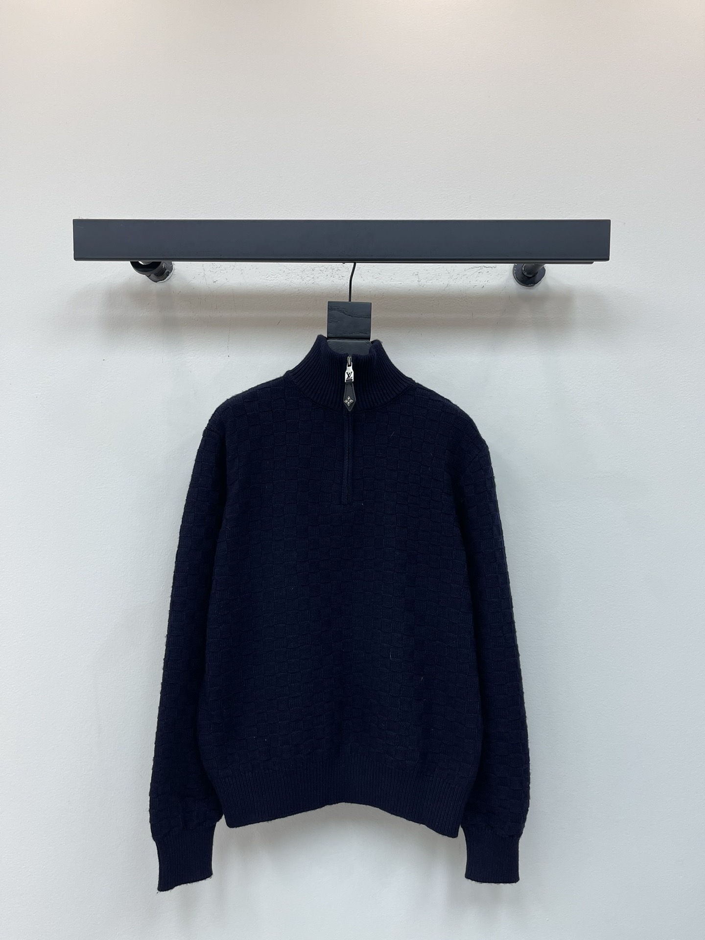 NO:545910,Louis Vuitto*25 autumn and winter new checkerboard plush blended semi-zipper sweater This half-zipper pullover is made of cashmere and wool blended, and uses elegant brushstrokes to interpret the formal style. Full-width Damier plaids set off the rich texture, Marque L.Vuitton Déposée leather labels illuminate the back, Monogram floral leather zipper head adds a touch of detail. Standard version Ribbed collar, cuffs and hem Full-width logo jacquard Logo zipper head Tags at the back Men and Women Navy S-XL,,louis vuitton,alexander wang19860909Louis Vuitto*25秋冬新品棋盘格毛绒混纺半拉链针织衫 本款半拉链套头衫取材山羊绒和绵羊毛混纺,以闲雅笔触演绎正装格调. 全幅 Damier 格纹烘托丰盈肌理, Marque L.Vuitton Déposée 皮革标签点亮后部, Monogram 花卉皮革拉链头再添考究一笔. 标准版型 罗纹衣领、袖口和下摆 全幅标识提花 标识拉链头 后部配有标签 男女同款 藏青色S-XL,,louis vuitton,alexander wang,Women's clothing