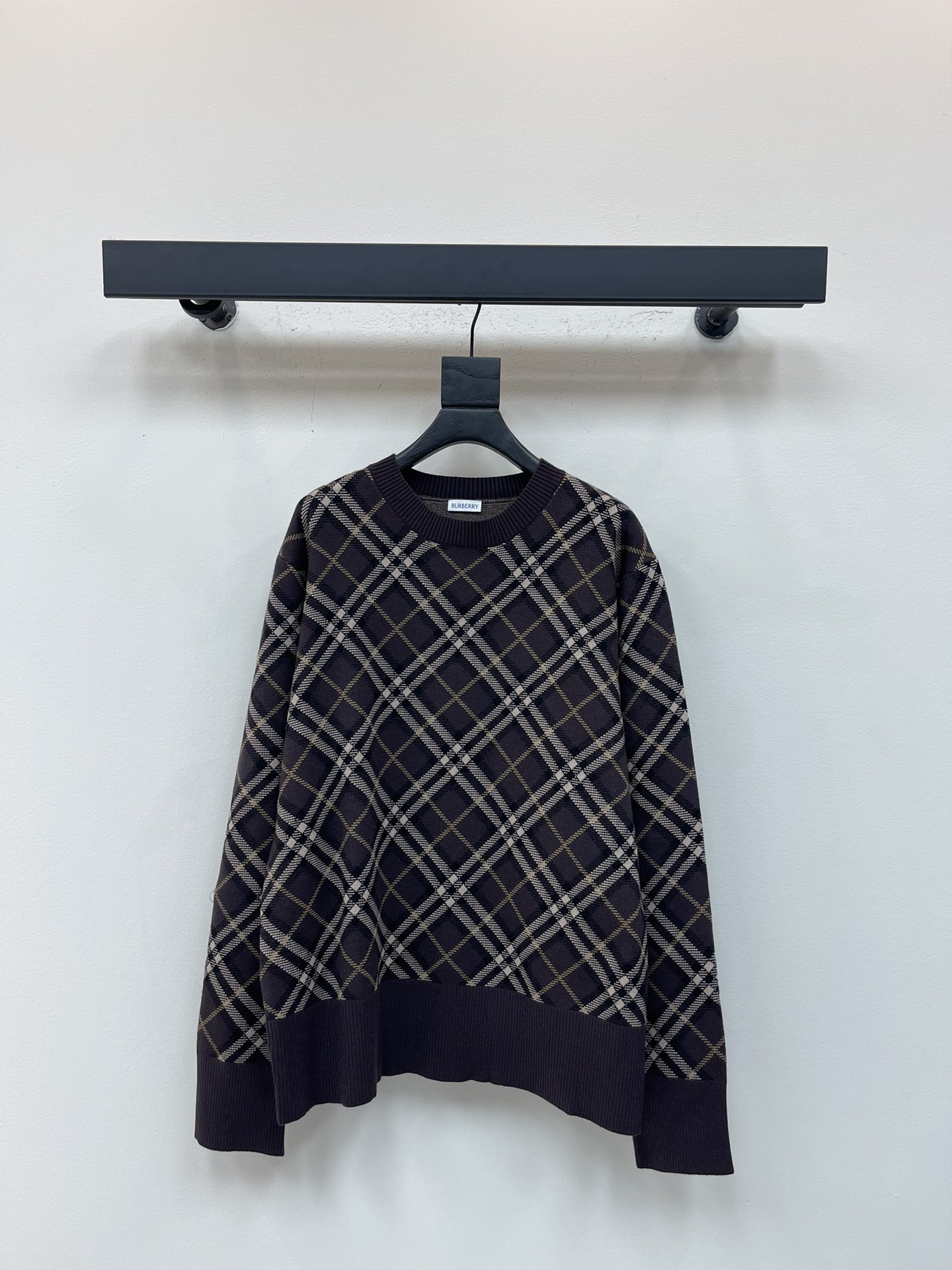 NO:545898,Burberr*25 autumn and winter new plaid blend round neck sweater made of light wool cashmere blended fabric Decorative jacquard knit Burberry plaid round neck style, presenting casual style Rib knitted decoration Casual style, regular style looser tailoring Same as men and women Coffee S-XXL, burberry, alexander wang19860909Burberr*25秋冬新品格纹混纺圆领针织衫 选用轻盈羊毛羊绒混纺面料打造 装饰提花针织 Burberry 格纹 圆领款式,呈现休闲版型 罗纹针织装饰 休闲版型,常规版型剪裁更为宽松 男女同款 咖啡色S-XXL,,burberry,alexander wang,Women's clothing