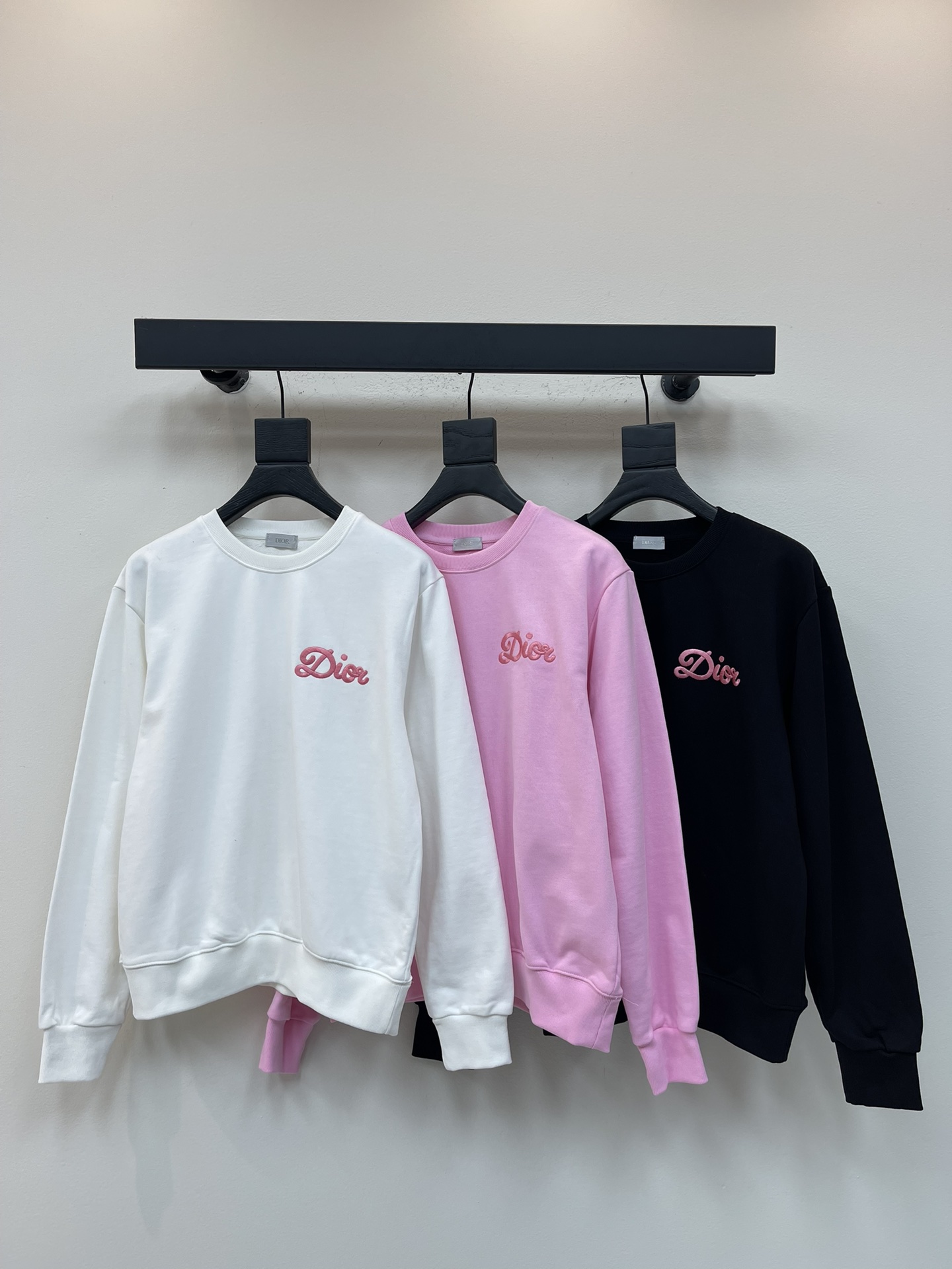 NO:545864,Dio*25 early autumn new contrasting letter embroidered round neck sweatshirt. Imported 450g pure cotton beef tripe fabric, the classic style is loose and versatile and not picky. It shows the youthful and energetic atmosphere of age reduction, and daily leisure recommendation. SML, dior, hoodie, sweatshirts, alexander wang19860909Dio*25早秋新款撞色字母刺绣圆领卫衣.进口450克纯棉牛肚面料,经典版型宽松百搭不挑人.彰显减龄青春活力气息,日常休闲推荐.SML,,dior,hoodie,sweatshirts,alexander wang,Women's clothing