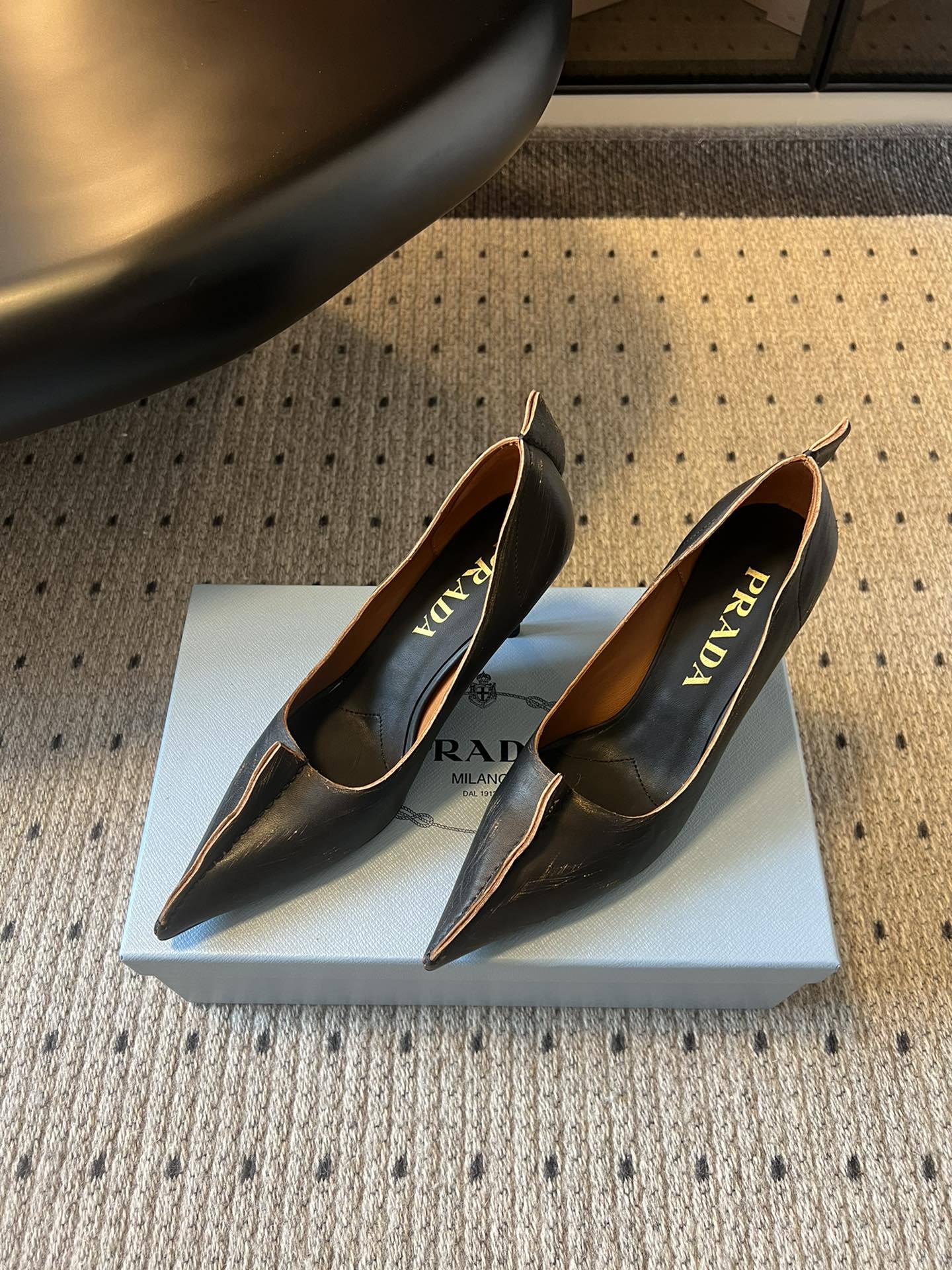 PRAD* 25ss普拉达秋冬新款尖头小高跟采用尖头设计，极具时尚感与攻击性，彰显个性；鞋身有独特的分割