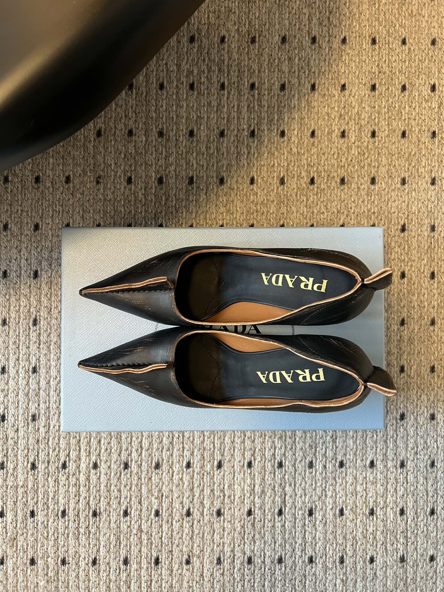 PRAD* 25ss普拉达秋冬新款尖头小高跟采用尖头设计，极具时尚感与攻击性，彰显个性；鞋身有独特的分割