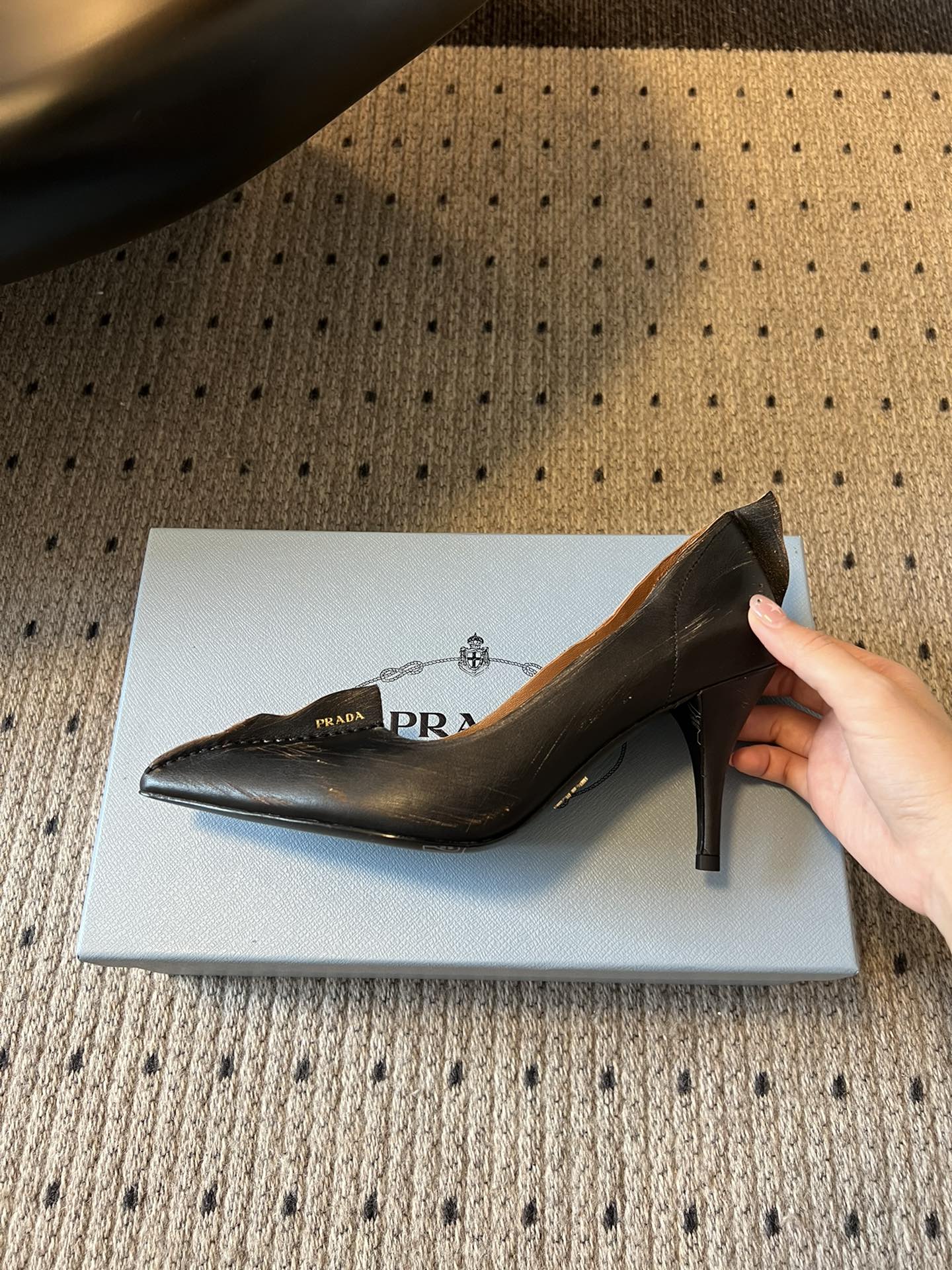 PRAD* 25ss普拉达秋冬新款尖头小高跟采用尖头设计，极具时尚感与攻击性，彰显个性；鞋身有独特的分割