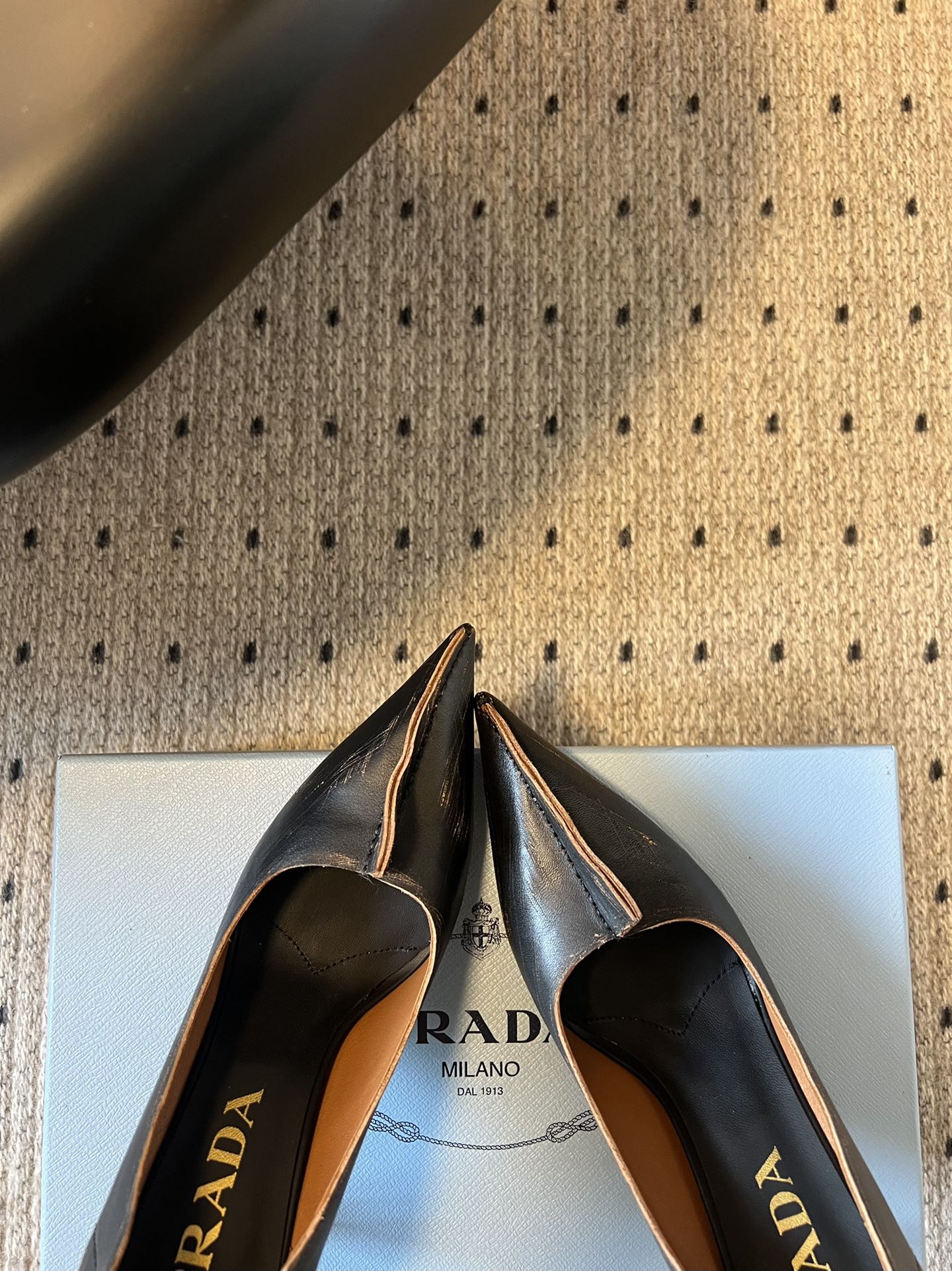 PRAD* 25ss普拉达秋冬新款尖头小高跟采用尖头设计，极具时尚感与攻击性，彰显个性；鞋身有独特的分割