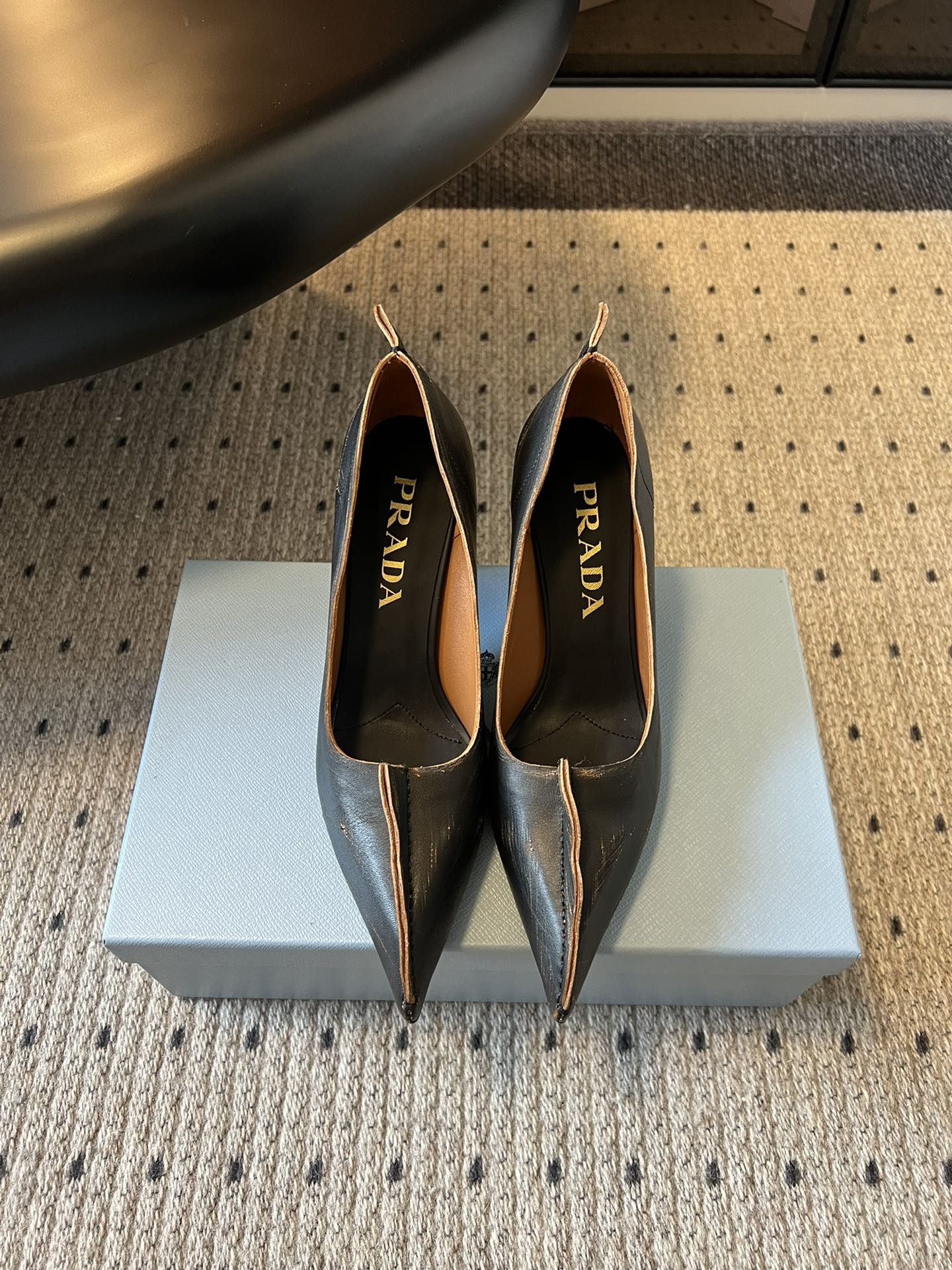 NO:616104,PRAD* 25ss Prada's new autumn and winter pointed-toe small high heels adopt a pointed-toe design, which is very fashionable and aggressive, highlighting your personality. The shoe body has unique dividing lines to add design details, which is different from ordinary pointed-toe shoes and has the iconic avant-garde style of the Prada brand.  It is made of high-quality leather material with high-end texture and distressed texture, showing a retro and modern texture. The craftsmanship is fine and reflects the high-end quality of the brand. The stiletto heel design enhances the wearer's aura while maintaining good stability and is suitable for daily commuting or special occasions. Upper cowhide, lining sheepskin, outsole Italian genuine leather outsole Size35-40, single shoes, prada, prada, cowhide, sheepskin, Leather soles19860909PRAD* 25ss普拉达秋冬新款尖头小高跟 采用尖头设计,极具时尚感与攻击性,彰显个性；鞋身有独特的分割线条,增添设计细节,区别于普通尖头鞋,带有Prada品牌标志性的前卫风格. 选用优质皮革材质,质感高级,且有做旧效果的纹理,呈现出复古又摩登的质感,工艺精细,体现品牌高端品质.细高跟设计,提升穿着者气场,同时保持了较好的稳定性,适合日常通勤或特殊场合穿着. 鞋面牛皮 内里羊皮 大底意大利真皮大底 Size35-40,单鞋,prada,prada,cowhide,sheepskin,Leather soles,Women's Shoes