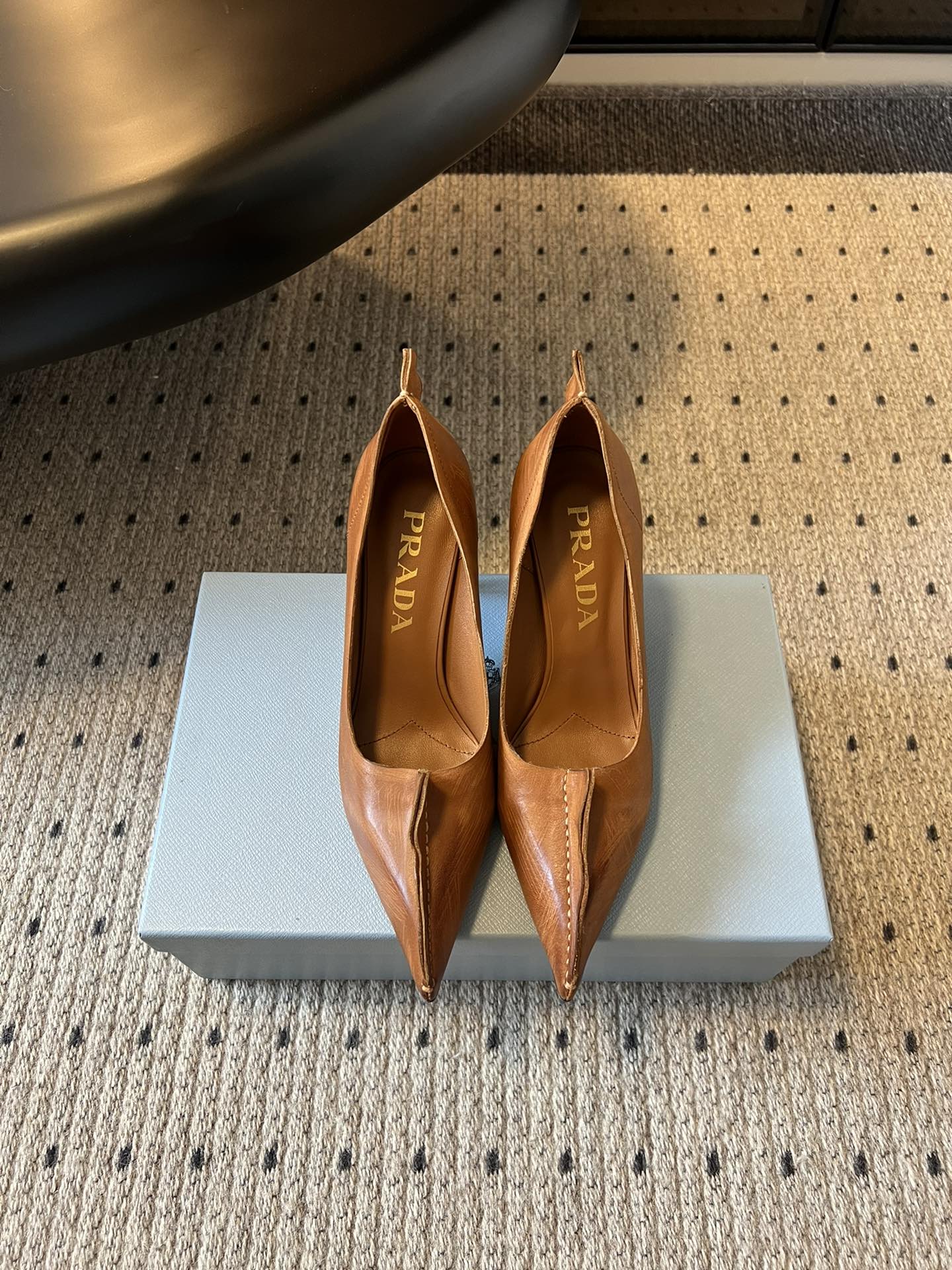 NO:593388,PRAD* 25ss Prada's new autumn and winter pointed-toe small high heels adopt a pointed-toe design, which is very fashionable and aggressive, highlighting your personality. The shoe body has unique dividing lines to add design details, which is different from ordinary pointed-toe shoes and has the iconic avant-garde style of the Prada brand.  It is made of high-quality leather material with high-end texture and distressed texture, showing a retro and modern texture. The craftsmanship is fine and reflects the high-end quality of the brand. The stiletto design enhances the wearer's aura while maintaining good stability and is suitable for daily commuting or special occasions. Cowhide upper, sheepskin lining, Italian genuine leather outsole, size 34/42 (34.40.42.42, custom-made, non-returnable, non-exchangeable), high-heeled shoes, prada, prada, high  heels,cowhide,sheepskin,Leather soles19860909PRAD* 25ss普拉达秋冬新款尖头小高跟 采用尖头设计,极具时尚感与攻击性,彰显个性；鞋身有独特的分割线条,增添设计细节,区别于普通尖头鞋,带有Prada品牌标志性的前卫风格. 选用优质皮革材质,质感高级,且有做旧效果的纹理,呈现出复古又摩登的质感,工艺精细,体现品牌高端品质.细高跟设计,提升穿着者气场,同时保持了较好的稳定性,适合日常通勤或特殊场合穿着. 鞋面牛皮 内里羊皮 大底意大利真皮大底 码数34/42（34.40.42.42定做不退不换）,高跟鞋单鞋,prada,prada,high heels,cowhide,sheepskin,Leather soles,Women's Shoes